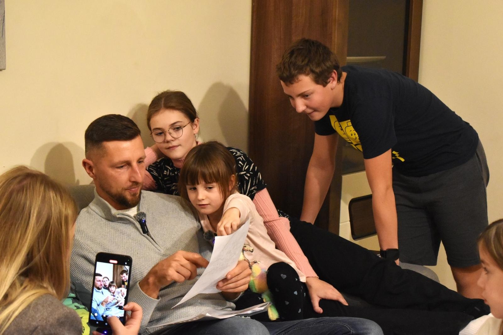 Zdjęcie w galerii na portalu naszwodzislaw.com: Futbolowy król strzelców w gościnie u rodziny zastępczej. Kamil Wilczek ambasadorem akcji #DzieńzRodzinąZastępczą wiadomości z regionu