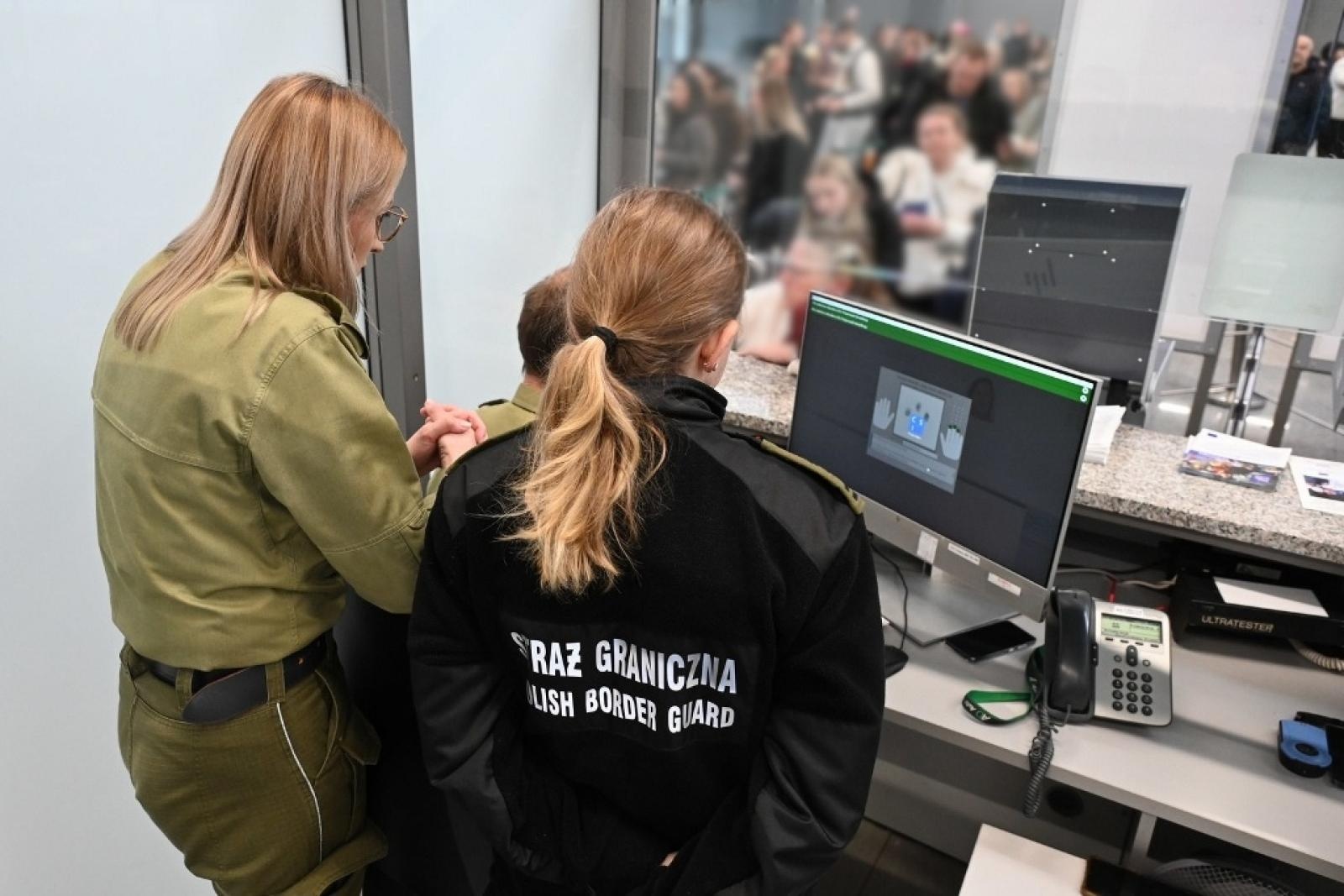 Zdjęcie w galerii na portalu naszwodzislaw.com: Start systemu Entry/Exit (EES) w lotniczym przejściu granicznym Katowice-Pyrzowice wiadomości z regionu