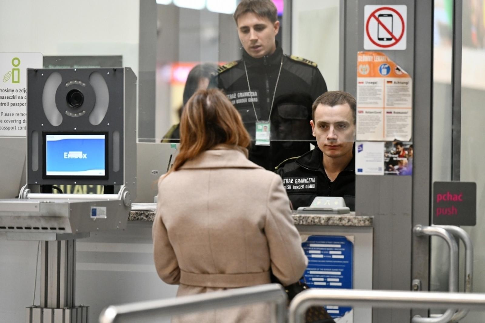 Zdjęcie w galerii na portalu naszwodzislaw.com: Start systemu Entry/Exit (EES) w lotniczym przejściu granicznym Katowice-Pyrzowice wiadomości z regionu