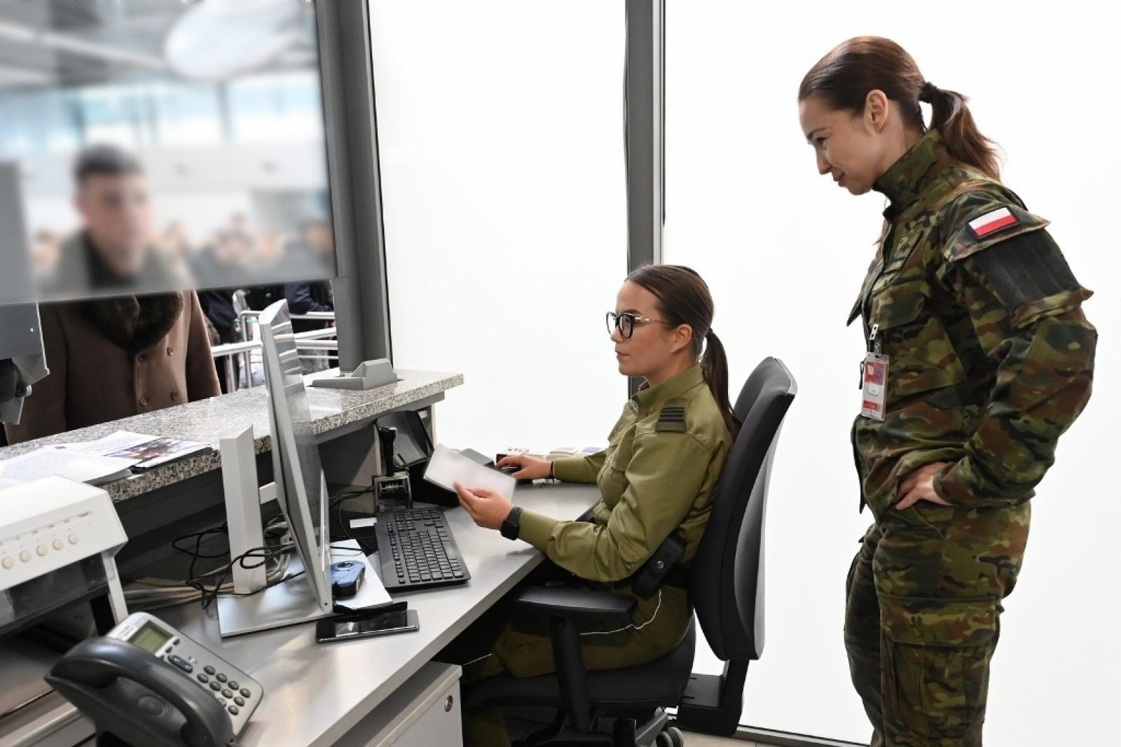 Zdjęcie w galerii na portalu naszwodzislaw.com: Start systemu Entry/Exit (EES) w lotniczym przejściu granicznym Katowice-Pyrzowice wiadomości z regionu