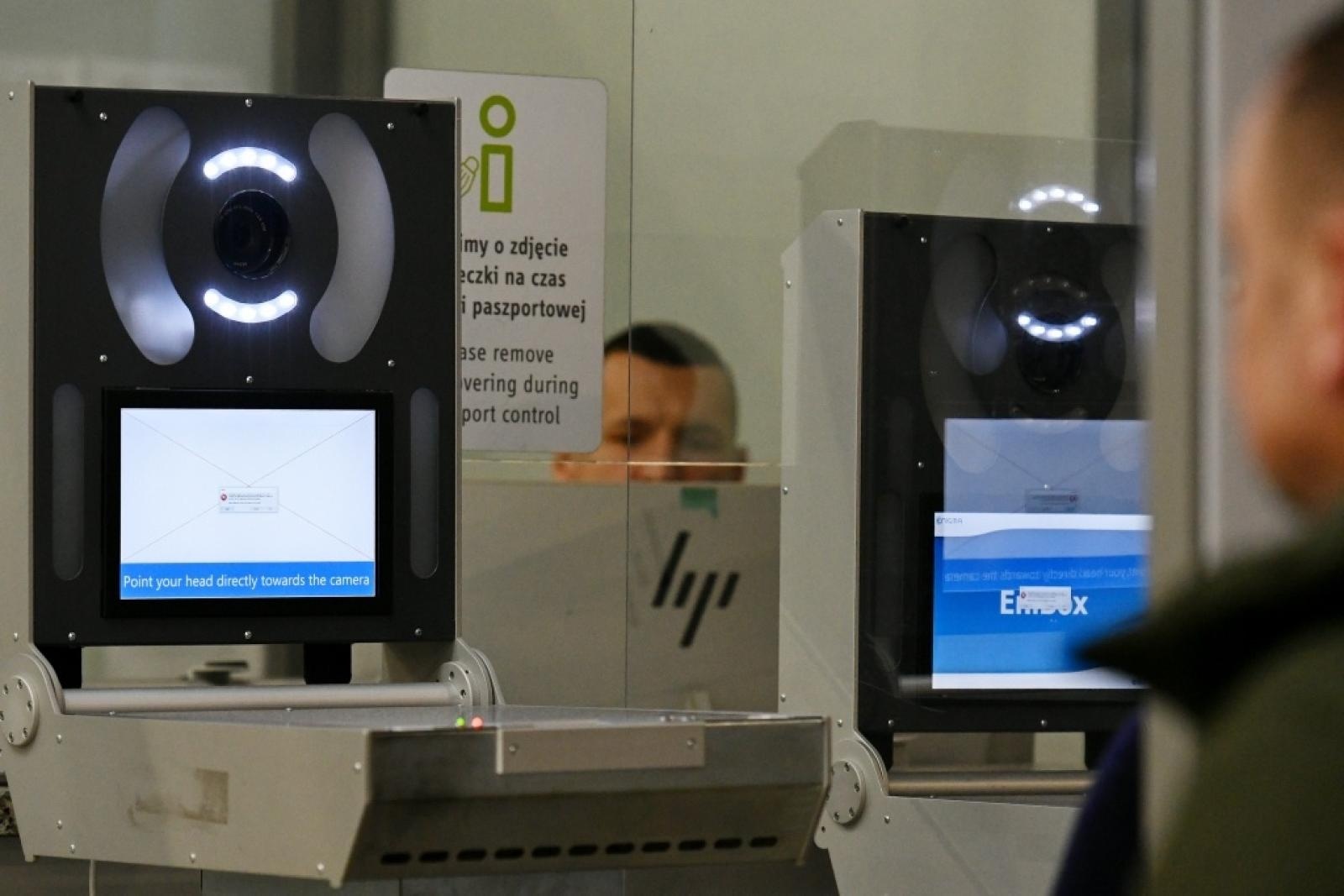 Zdjęcie w galerii na portalu naszwodzislaw.com: Start systemu Entry/Exit (EES) w lotniczym przejściu granicznym Katowice-Pyrzowice wiadomości z regionu