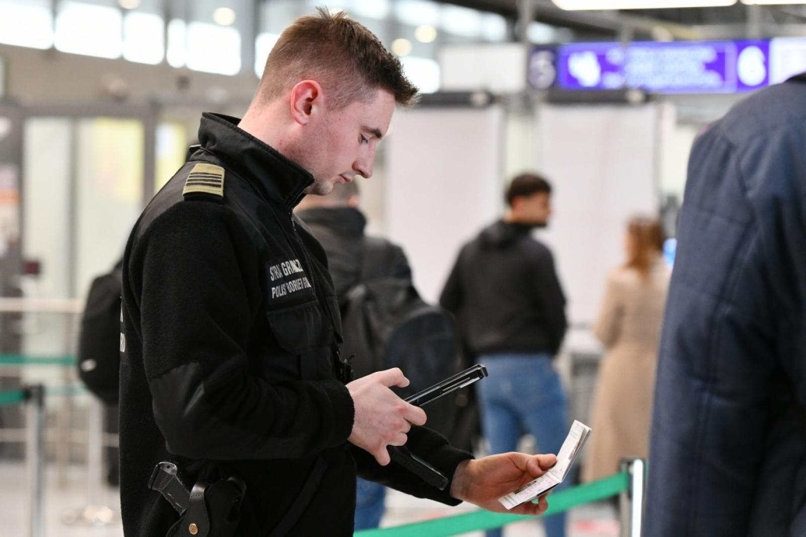 Zdjęcie w galerii na portalu naszwodzislaw.com: Start systemu Entry/Exit (EES) w lotniczym przejściu granicznym Katowice-Pyrzowice wiadomości z regionu