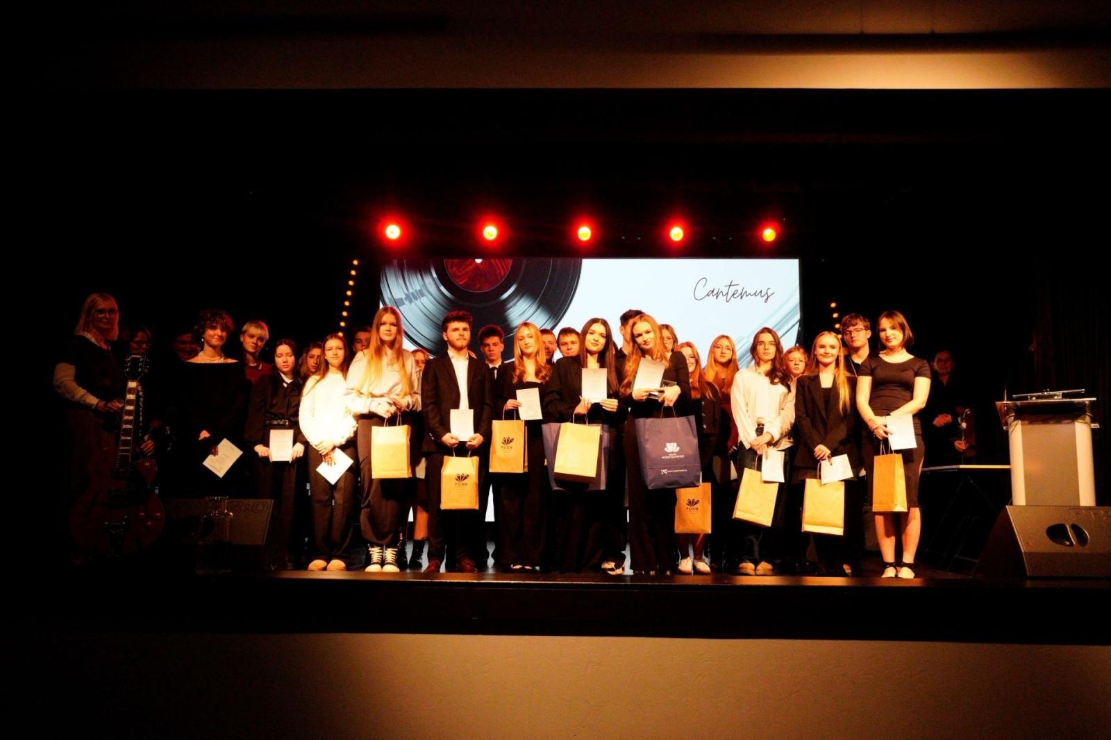 Zdjęcie w galerii na portalu naszwodzislaw.com: XVII Powiatowy Konkurs Piosenki Obcojęzycznej Cantemus rozstrzygnięty wiadomości z regionu