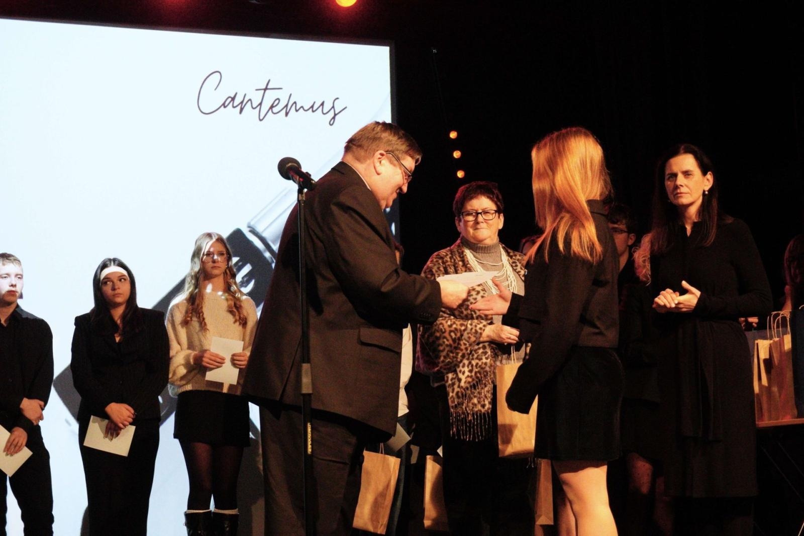 Zdjęcie w galerii na portalu naszwodzislaw.com: XVII Powiatowy Konkurs Piosenki Obcojęzycznej Cantemus rozstrzygnięty wiadomości z regionu