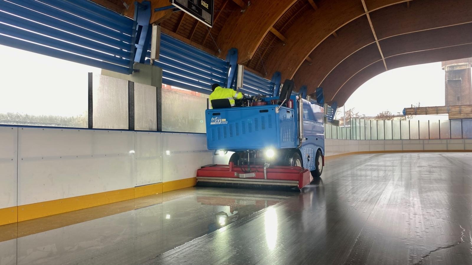 Zdjęcie w galerii na portalu naszwodzislaw.com: Lodowisko w Pszowie otwiera sezon - pierwsze ślizgawki bezpłatnie wiadomości z regionu