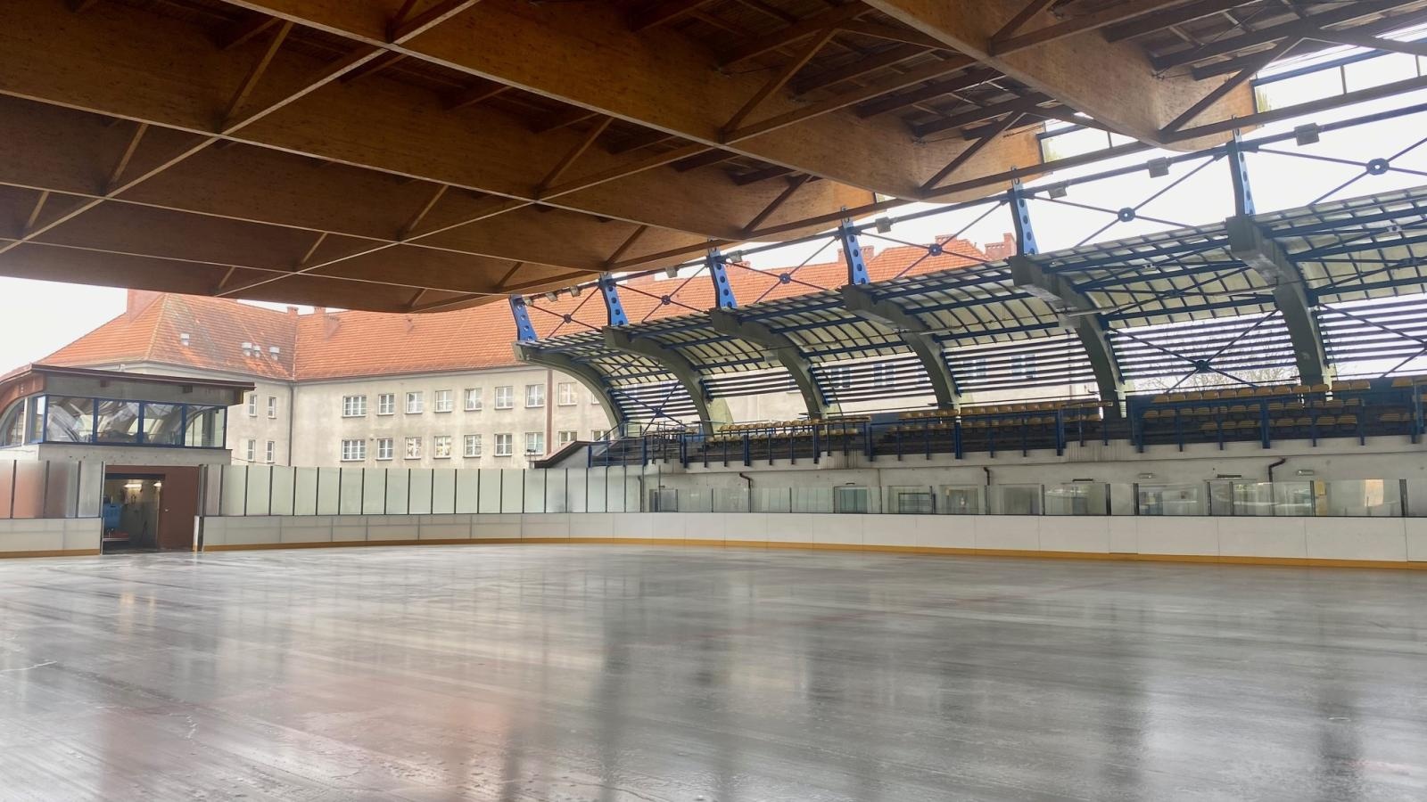 Zdjęcie w galerii na portalu naszwodzislaw.com: Lodowisko w Pszowie otwiera sezon - pierwsze ślizgawki bezpłatnie wiadomości z regionu