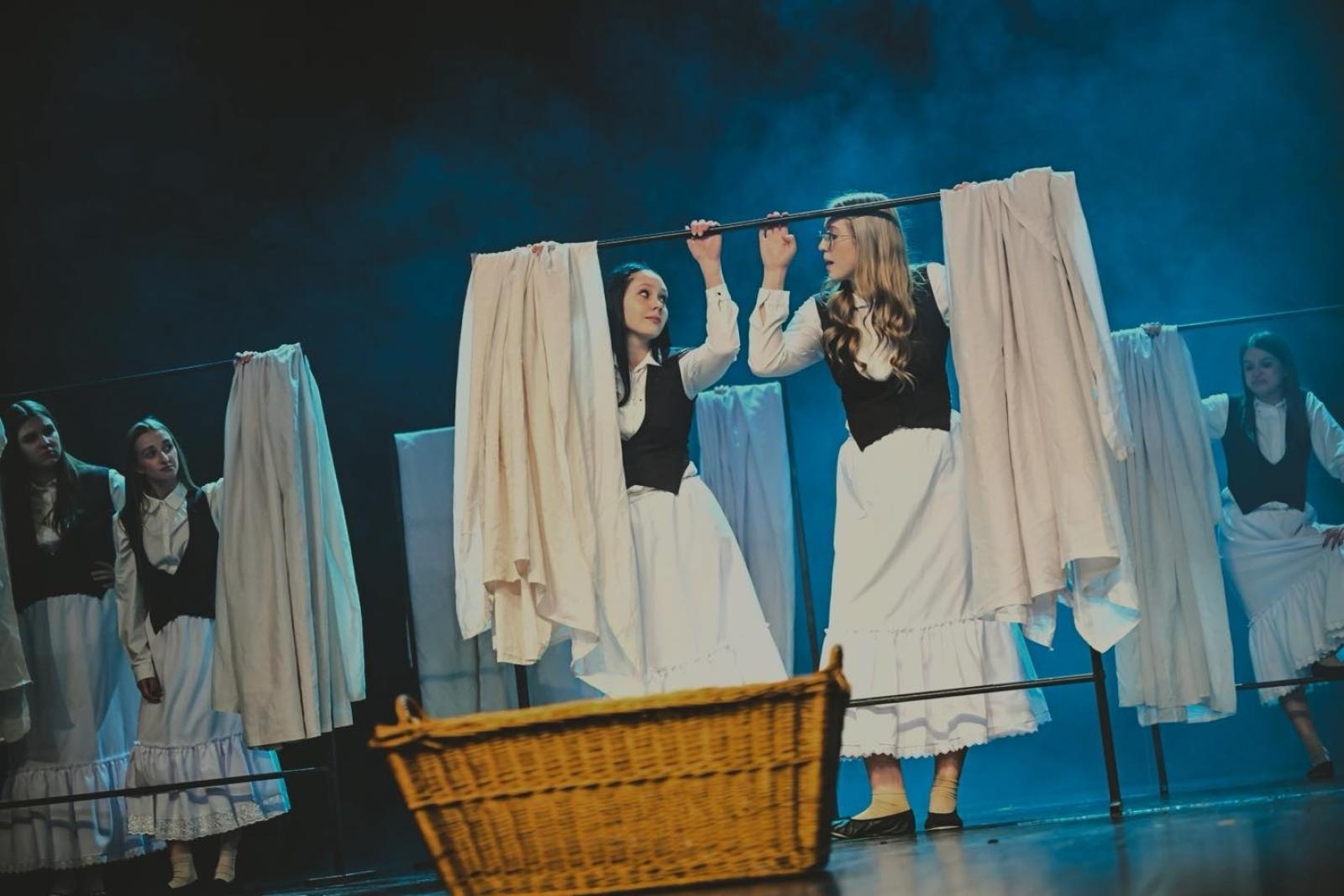 Zdjęcie w galerii na portalu naszwodzislaw.com: Festiwal teatralny FARA w Chorzowie zwyciężył Teatr Szydełko i Teatr Szydło wiadomości z regionu