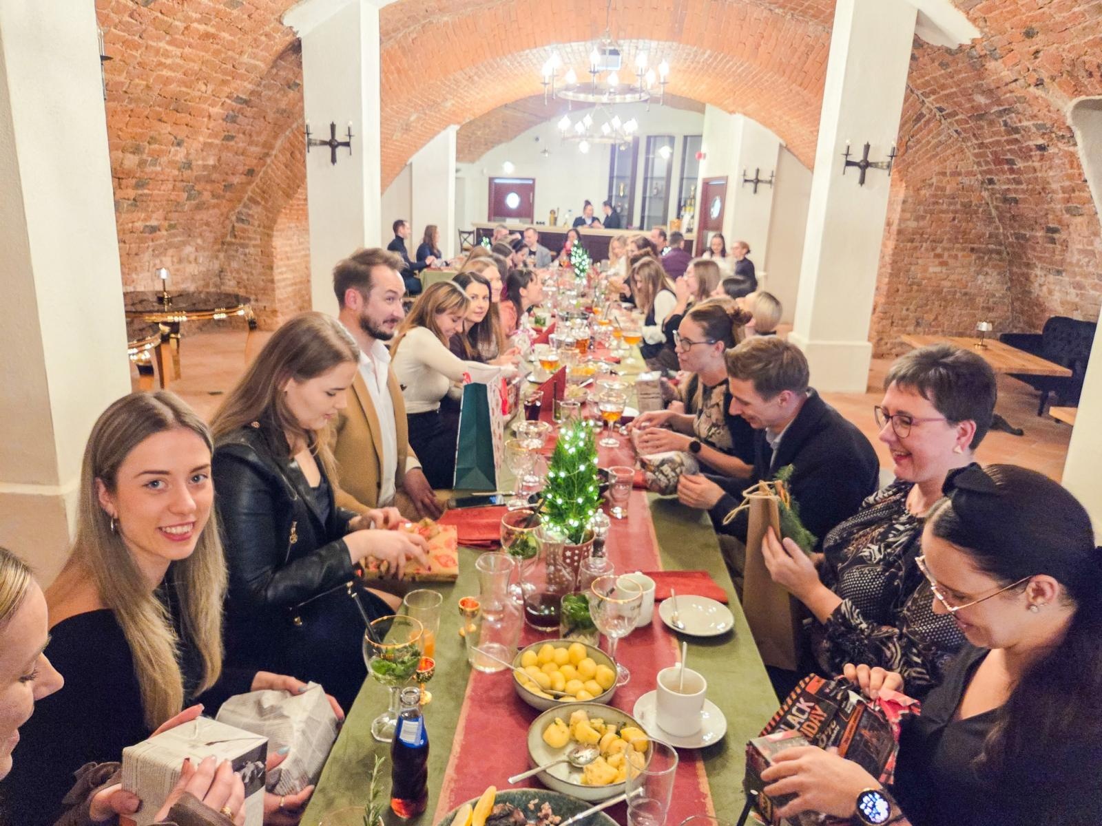 Zdjęcie w galerii na portalu naszwodzislaw.com: Wigilia Zespołu DenticaCenter na Zamku Piastowskim wiadomości z regionu