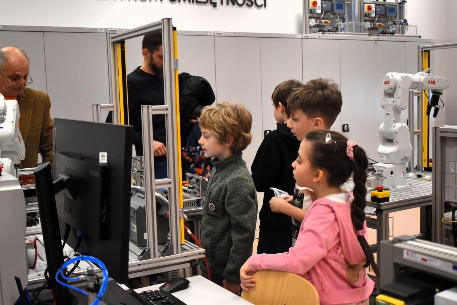 Zdjęcie w galerii na portalu naszwodzislaw.com: Barbórkowe zwiedzanie sztolni w nowoczesnym wydaniu [FOTO] wiadomości z regionu