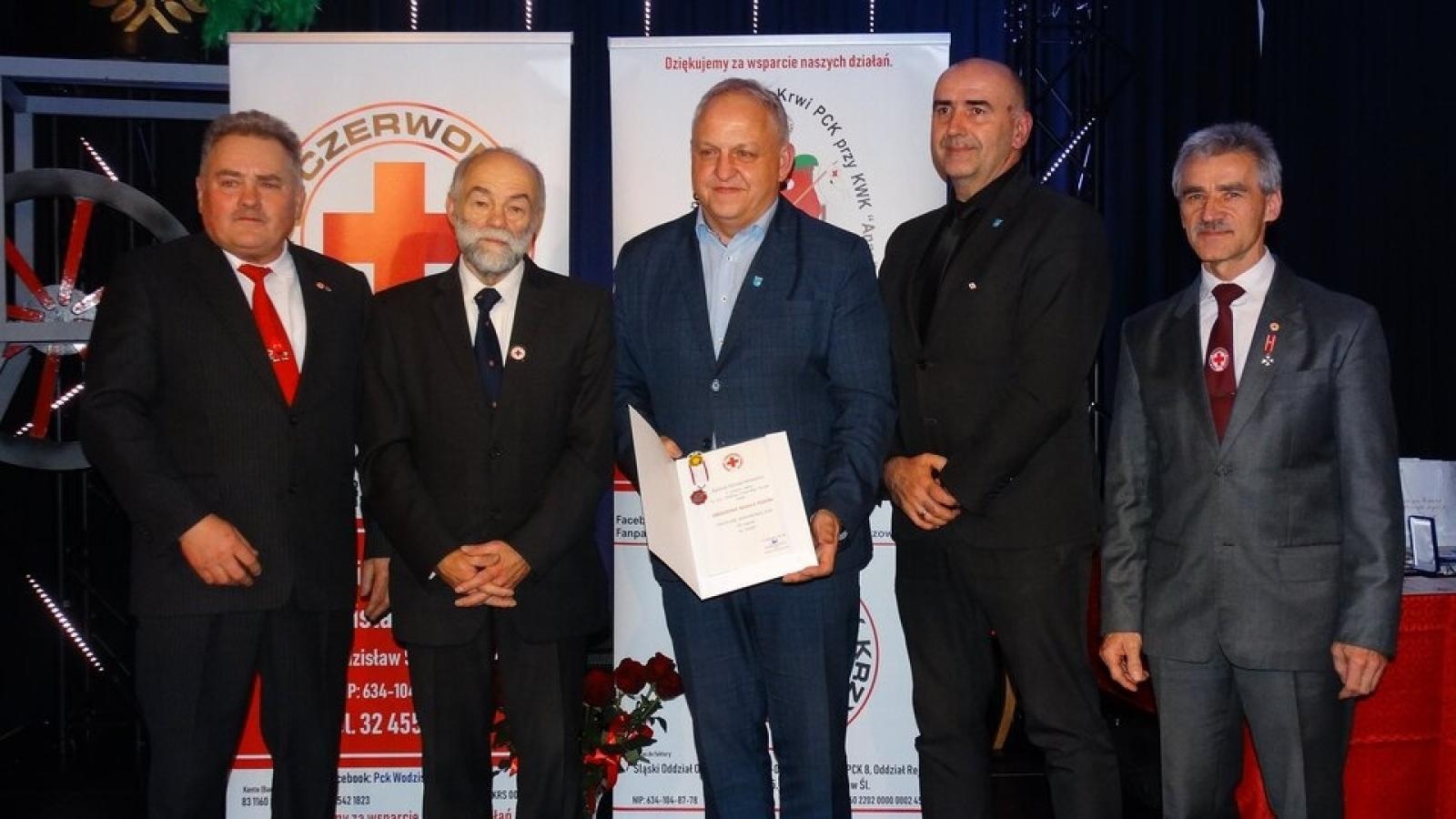 Zdjęcie w galerii na portalu naszwodzislaw.com: Honorowa Odznaka PCK dla Miasta Pszów wiadomości z regionu