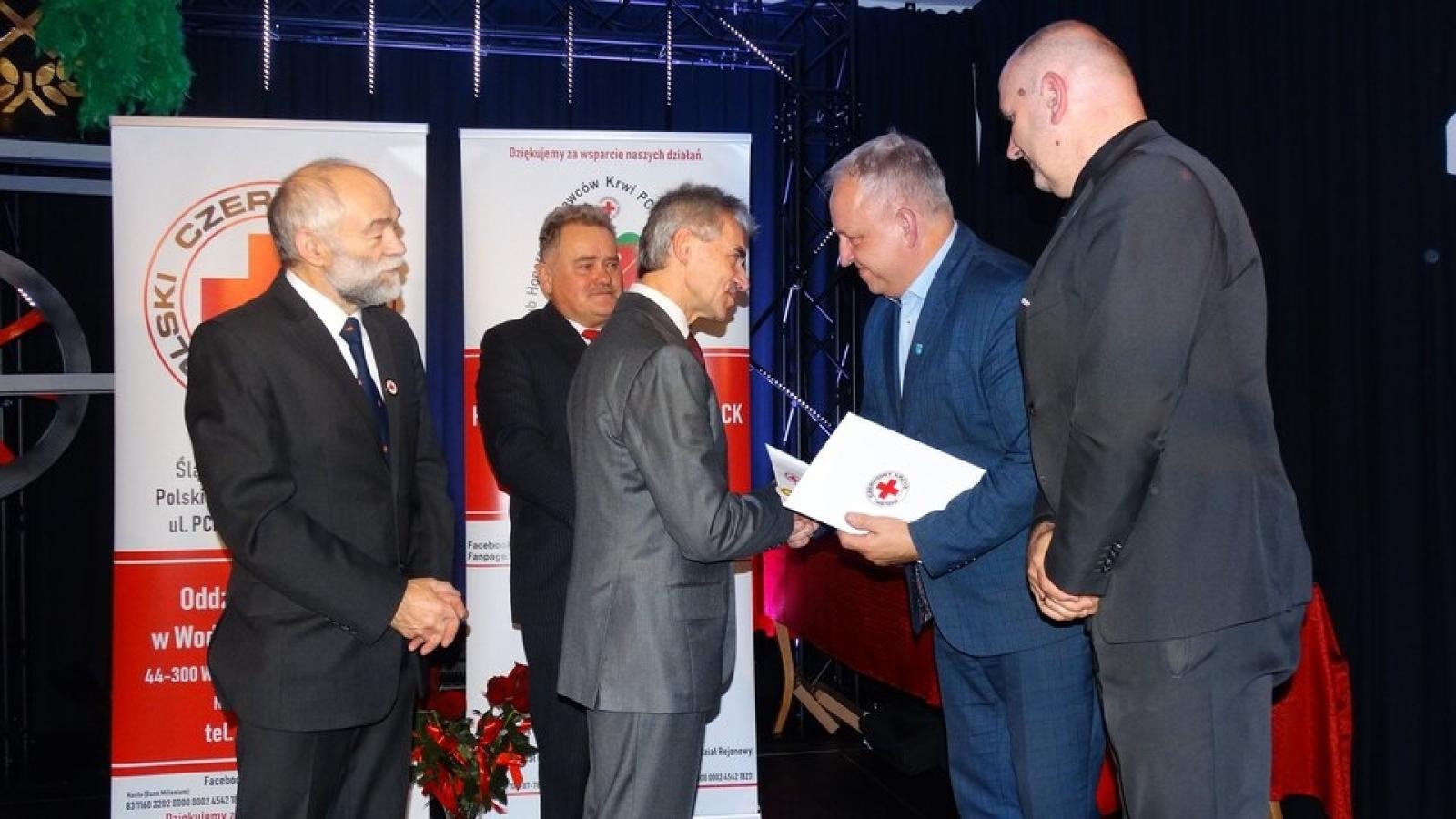 Zdjęcie w galerii na portalu naszwodzislaw.com: Honorowa Odznaka PCK dla Miasta Pszów wiadomości z regionu