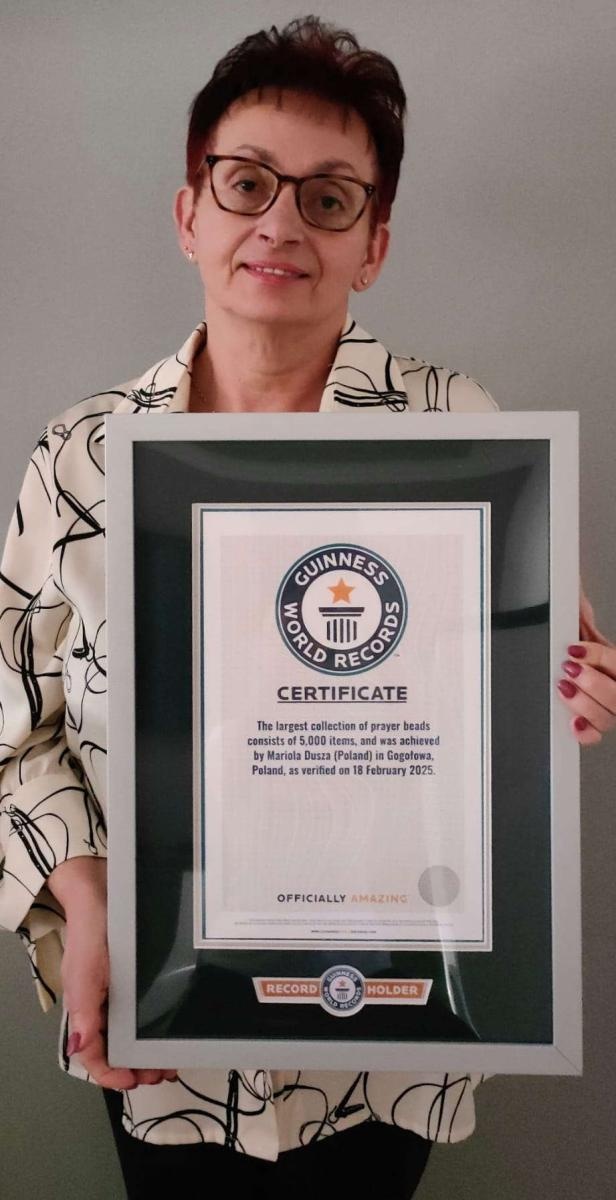 Zdjęcie w galerii na portalu naszwodzislaw.com: Największa na świecie kolekcja różańców należy do mieszkanki Gogołowej. Rekord Guinnessa dla Marioli Duszy wiadomości z regionu