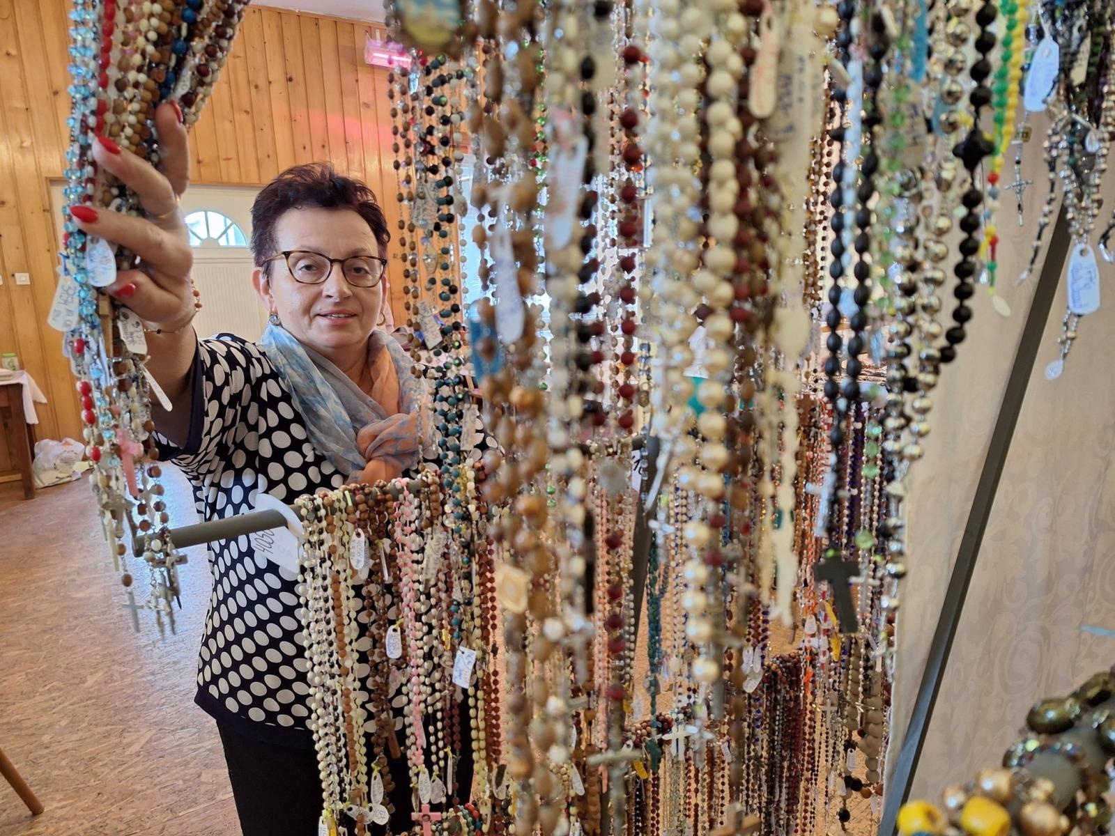 Zdjęcie w galerii na portalu naszwodzislaw.com: Największa na świecie kolekcja różańców należy do mieszkanki Gogołowej. Rekord Guinnessa dla Marioli Duszy wiadomości z regionu