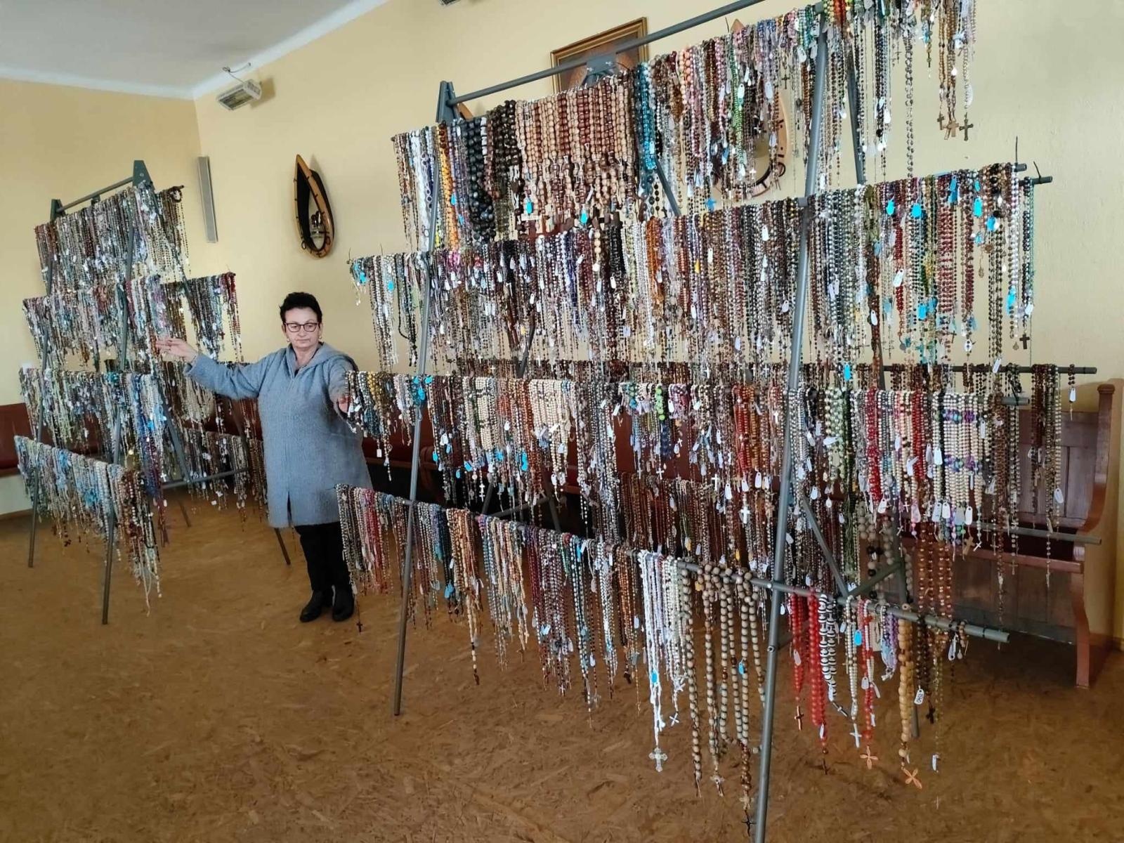 Zdjęcie w galerii na portalu naszwodzislaw.com: Największa na świecie kolekcja różańców należy do mieszkanki Gogołowej. Rekord Guinnessa dla Marioli Duszy wiadomości z regionu