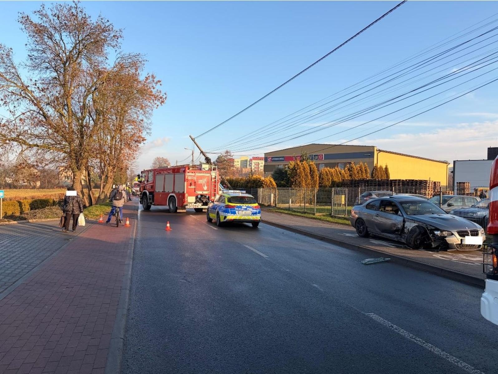 Zdjęcie w galerii na portalu naszwodzislaw.com: Potrącenie na Kokoszyckiej. Seniorka trafiła do szpitala wiadomości z regionu