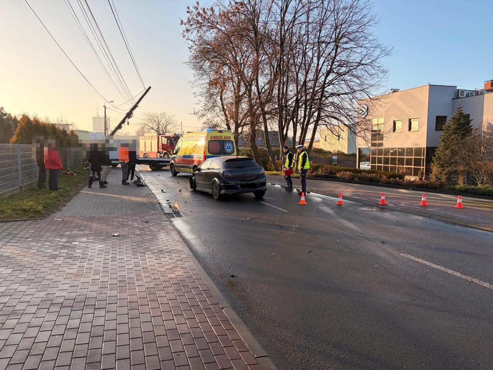 Zdjęcie w galerii na portalu naszwodzislaw.com: Potrącenie na Kokoszyckiej. Seniorka trafiła do szpitala wiadomości z regionu