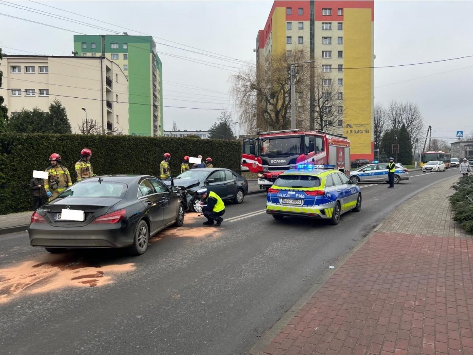 Zdjęcie w galerii na portalu naszwodzislaw.com: Czołowe zderzenie mercedesa i skody na Radlińskiej wiadomości z regionu