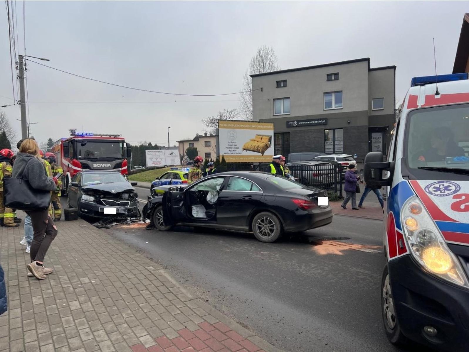 Zdjęcie w galerii na portalu naszwodzislaw.com: Czołowe zderzenie mercedesa i skody na Radlińskiej wiadomości z regionu