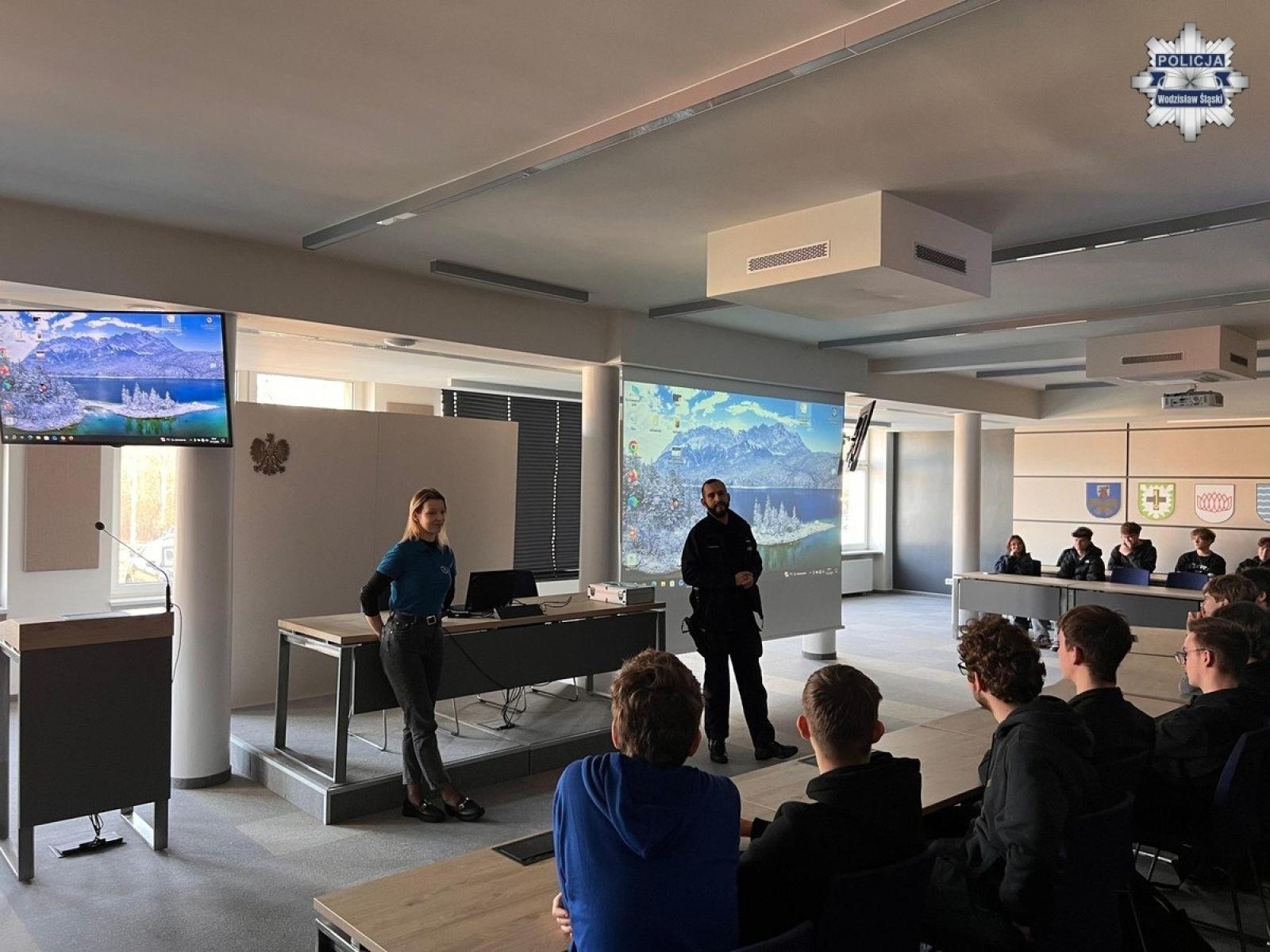 Zdjęcie w galerii na portalu naszwodzislaw.com: Policyjna pogadanka o używkach i ich konsekwencjach prawnych oraz zdrowotnych wiadomości z regionu