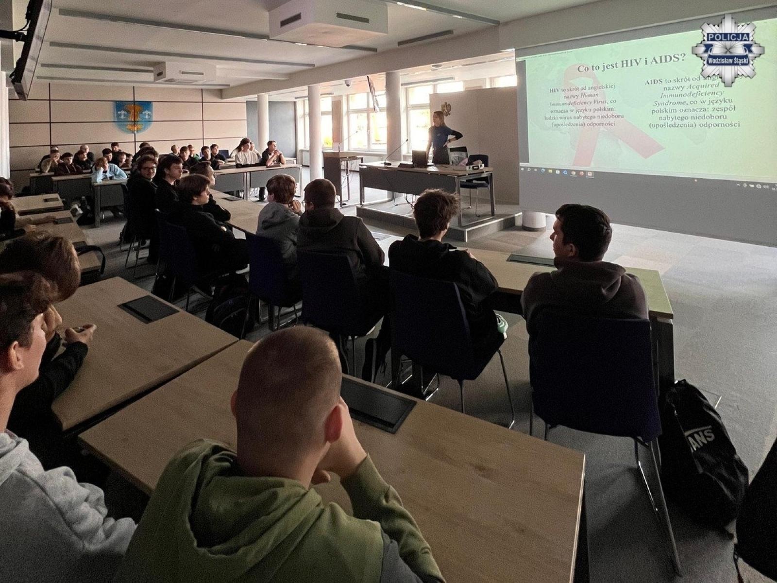 Zdjęcie w galerii na portalu naszwodzislaw.com: Policyjna pogadanka o używkach i ich konsekwencjach prawnych oraz zdrowotnych wiadomości z regionu