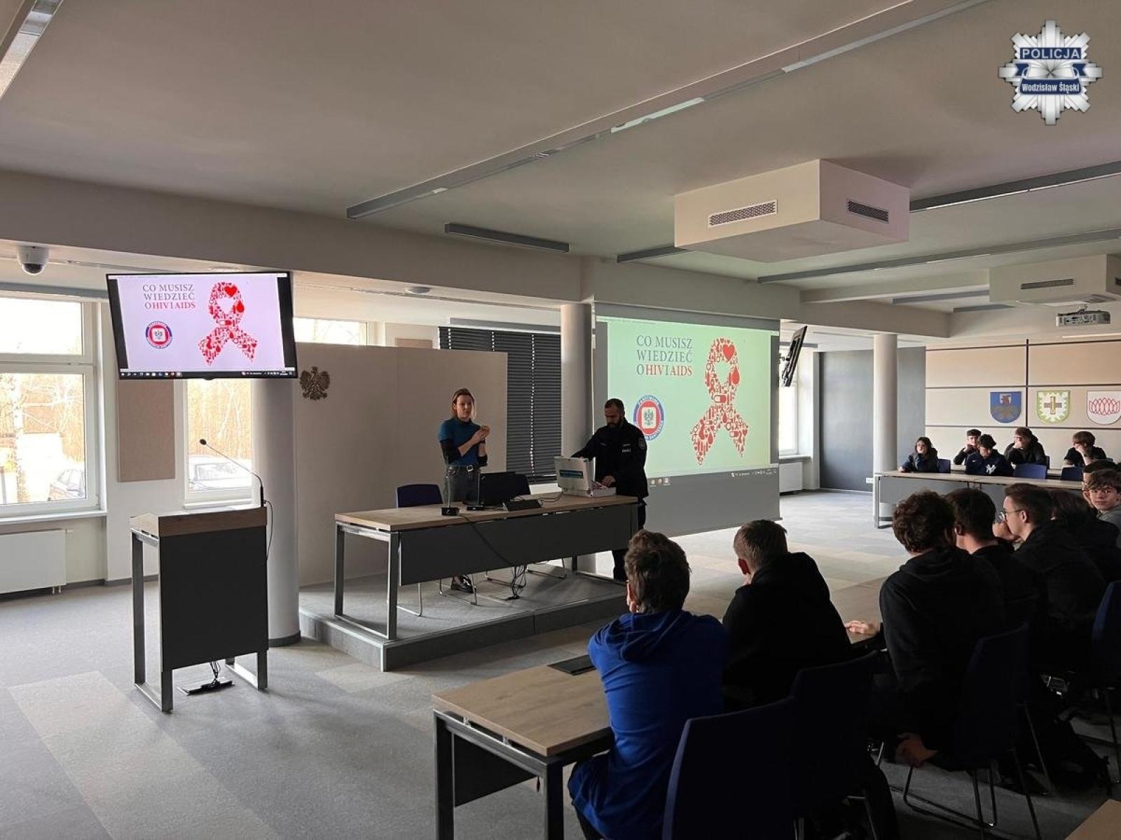 Zdjęcie w galerii na portalu naszwodzislaw.com: Policyjna pogadanka o używkach i ich konsekwencjach prawnych oraz zdrowotnych wiadomości z regionu