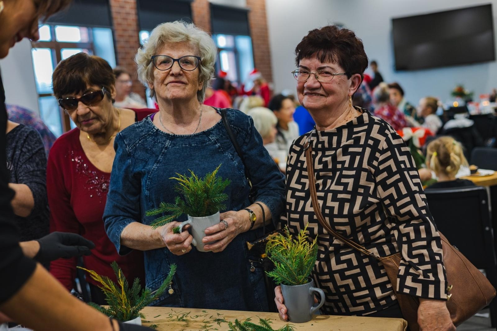 Zdjęcie w galerii na portalu naszwodzislaw.com: Podarujmy sobie gwiazdkę. Świąteczne spotkanie integracyjne w Wodzisławiu Śląskim [FOTO] wiadomości z regionu