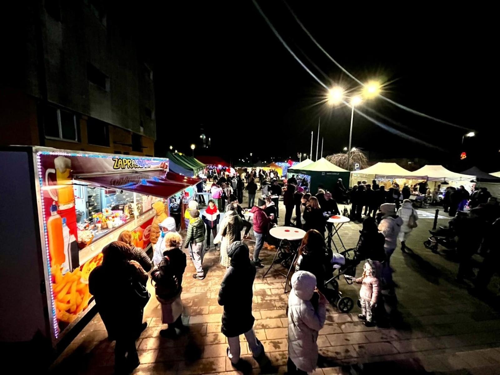 Zdjęcie w galerii na portalu naszwodzislaw.com: Ruszył Jarmark Świąteczny w Radlinie [FOTO] wiadomości z regionu