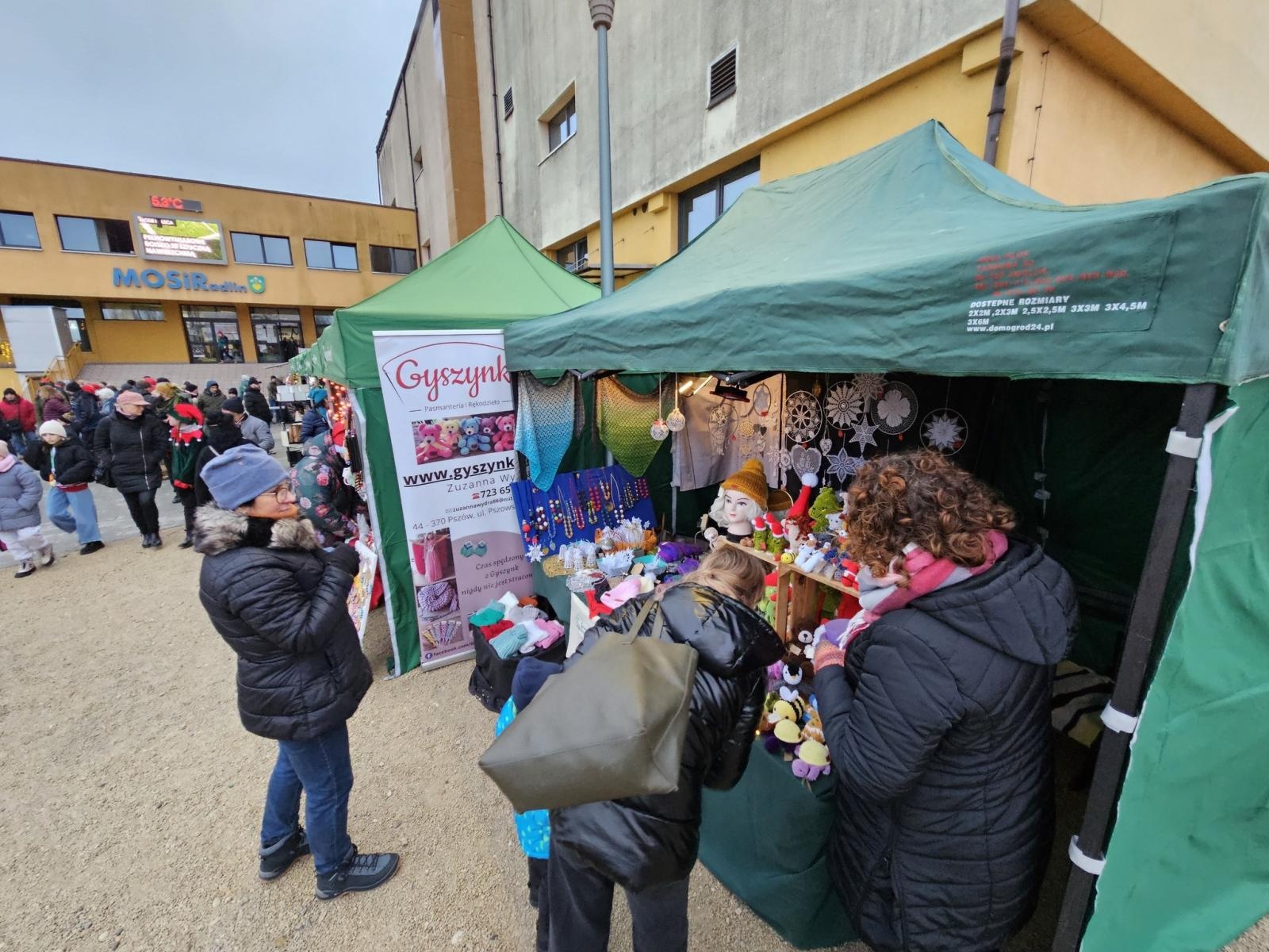 Zdjęcie w galerii na portalu naszwodzislaw.com: Ruszył Jarmark Świąteczny w Radlinie [FOTO] wiadomości z regionu