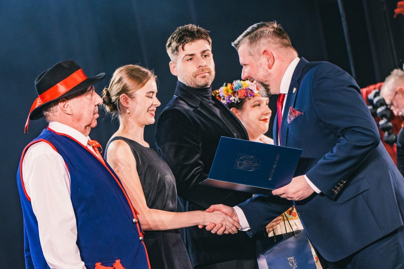 Zdjęcie w galerii na portalu naszwodzislaw.com: Artyści z WCK nagrodzeni na Gali Twórców Kultury Miasta Wodzisław Śląski wiadomości z regionu
