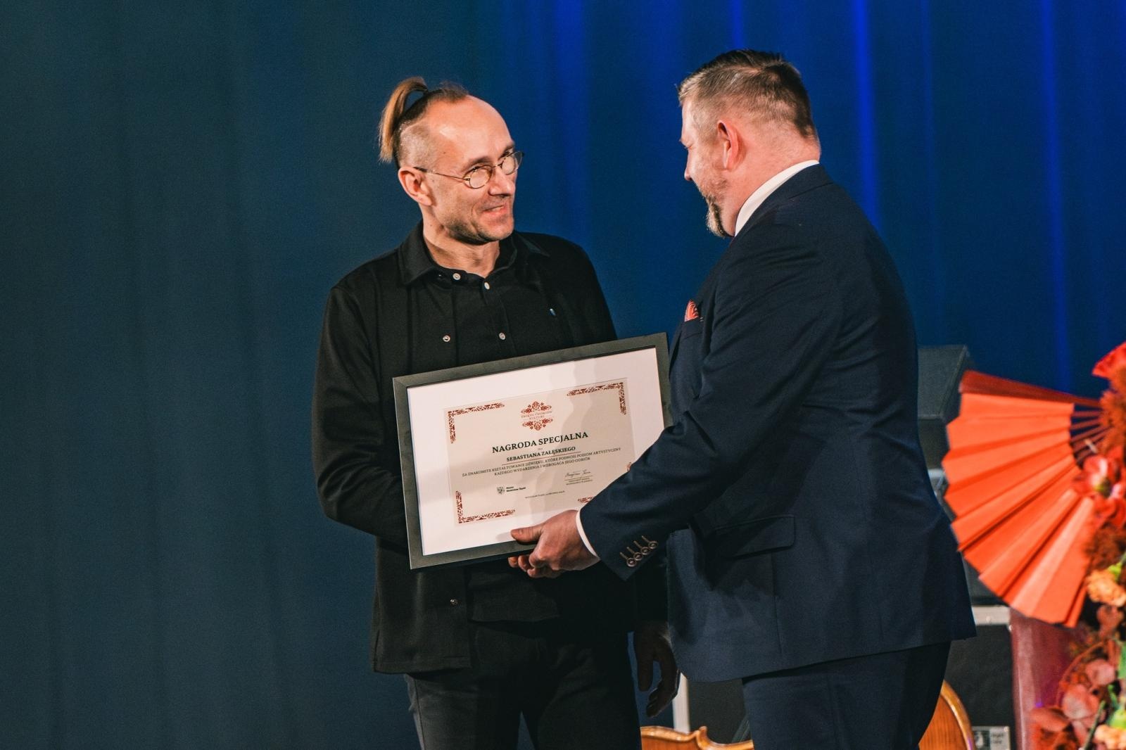 Zdjęcie w galerii na portalu naszwodzislaw.com: Artyści z WCK nagrodzeni na Gali Twórców Kultury Miasta Wodzisław Śląski wiadomości z regionu