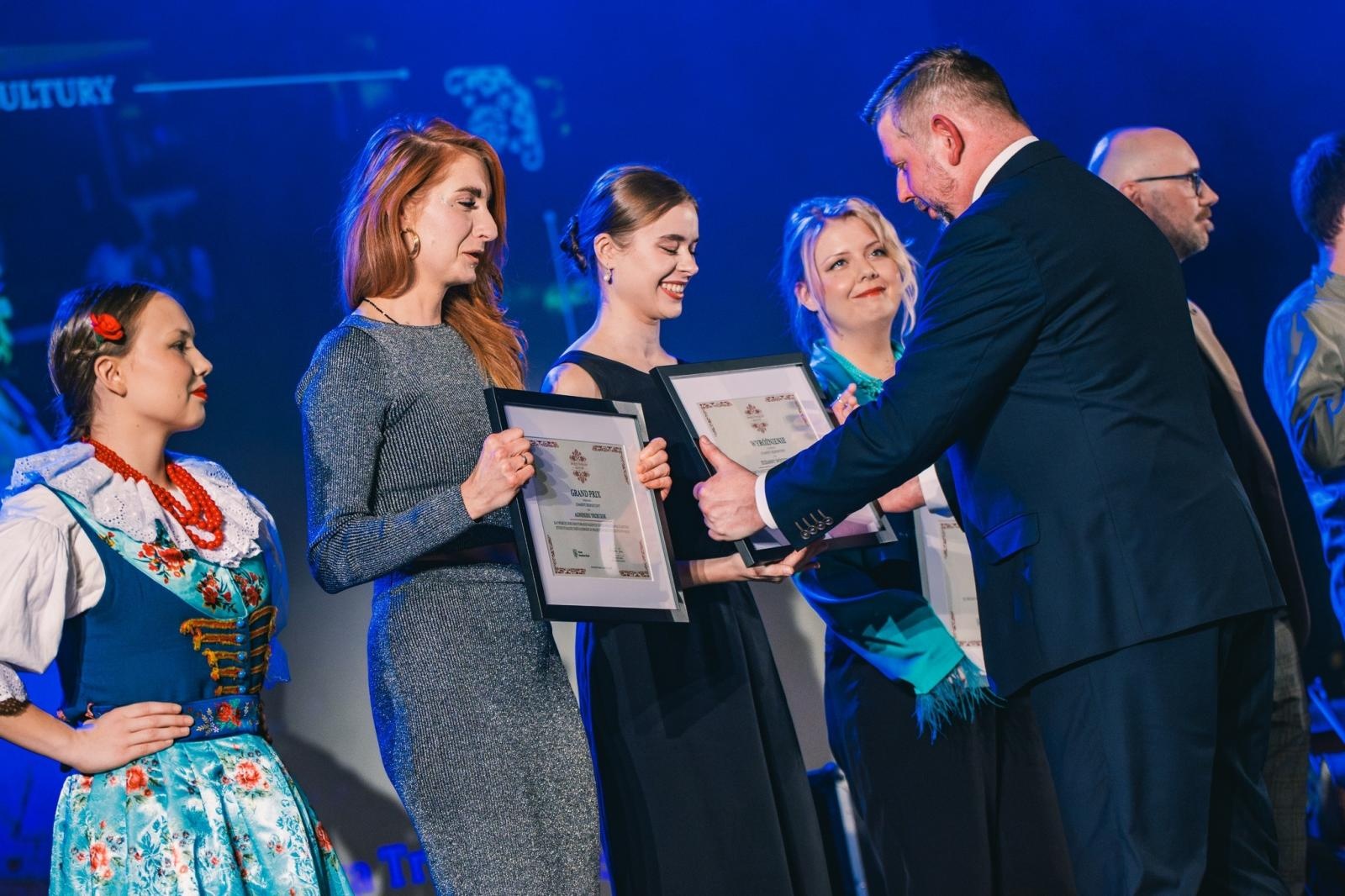 Zdjęcie w galerii na portalu naszwodzislaw.com: Artyści z WCK nagrodzeni na Gali Twórców Kultury Miasta Wodzisław Śląski wiadomości z regionu