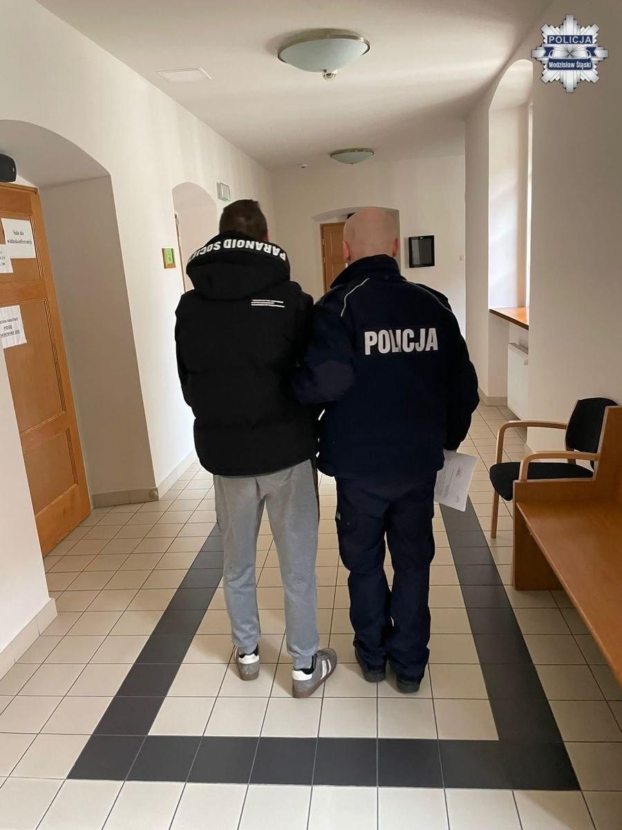 Zdjęcie w galerii na portalu naszwodzislaw.com: Spowodował kolizję posiadając zakaz prowadzenia pojazdów. Jest już za kratami! wiadomości z regionu