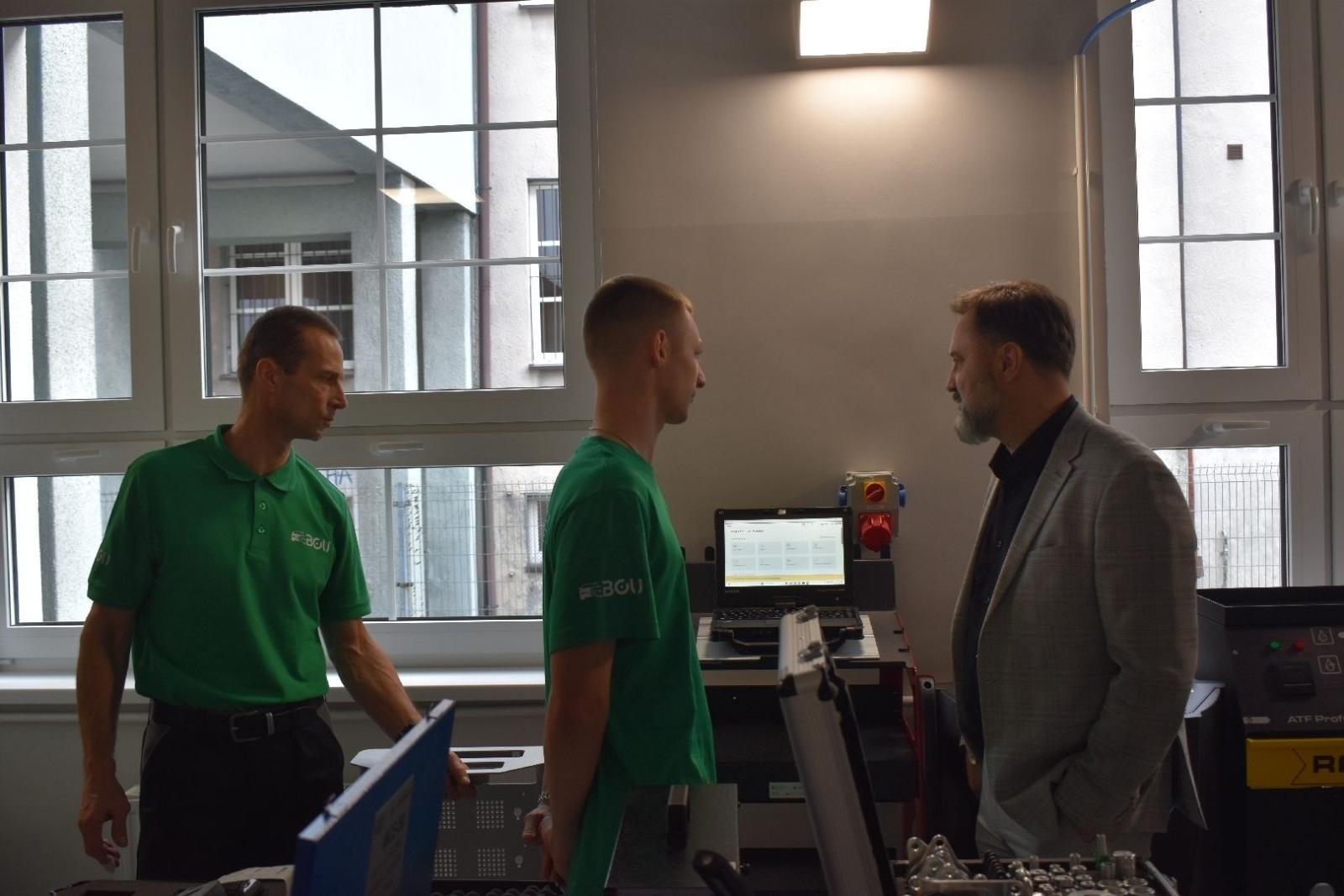 Zdjęcie w galerii na portalu naszwodzislaw.com: Nowy rozdział dla edukacji motoryzacyjnej w Powiecie Wodzisławskim [FOTO] wiadomości z regionu