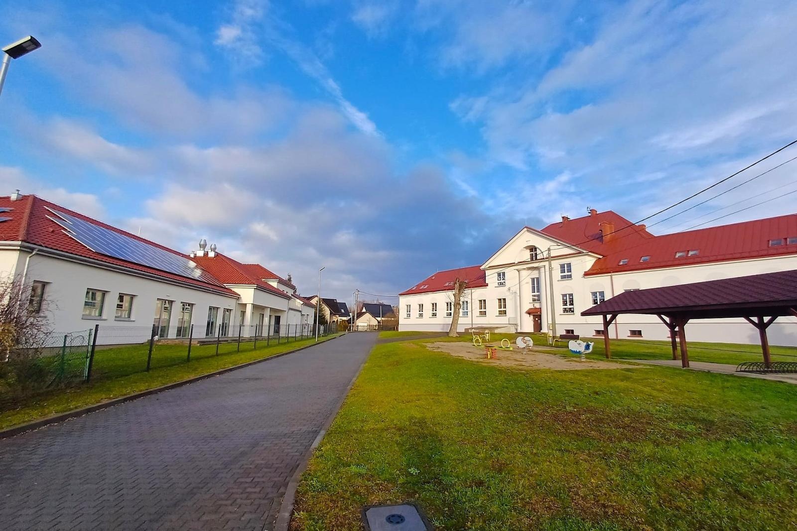 Zdjęcie w galerii na portalu naszwodzislaw.com: Szkoła w Łaziskach po remoncie. Placówka wypiękniała! wiadomości z regionu