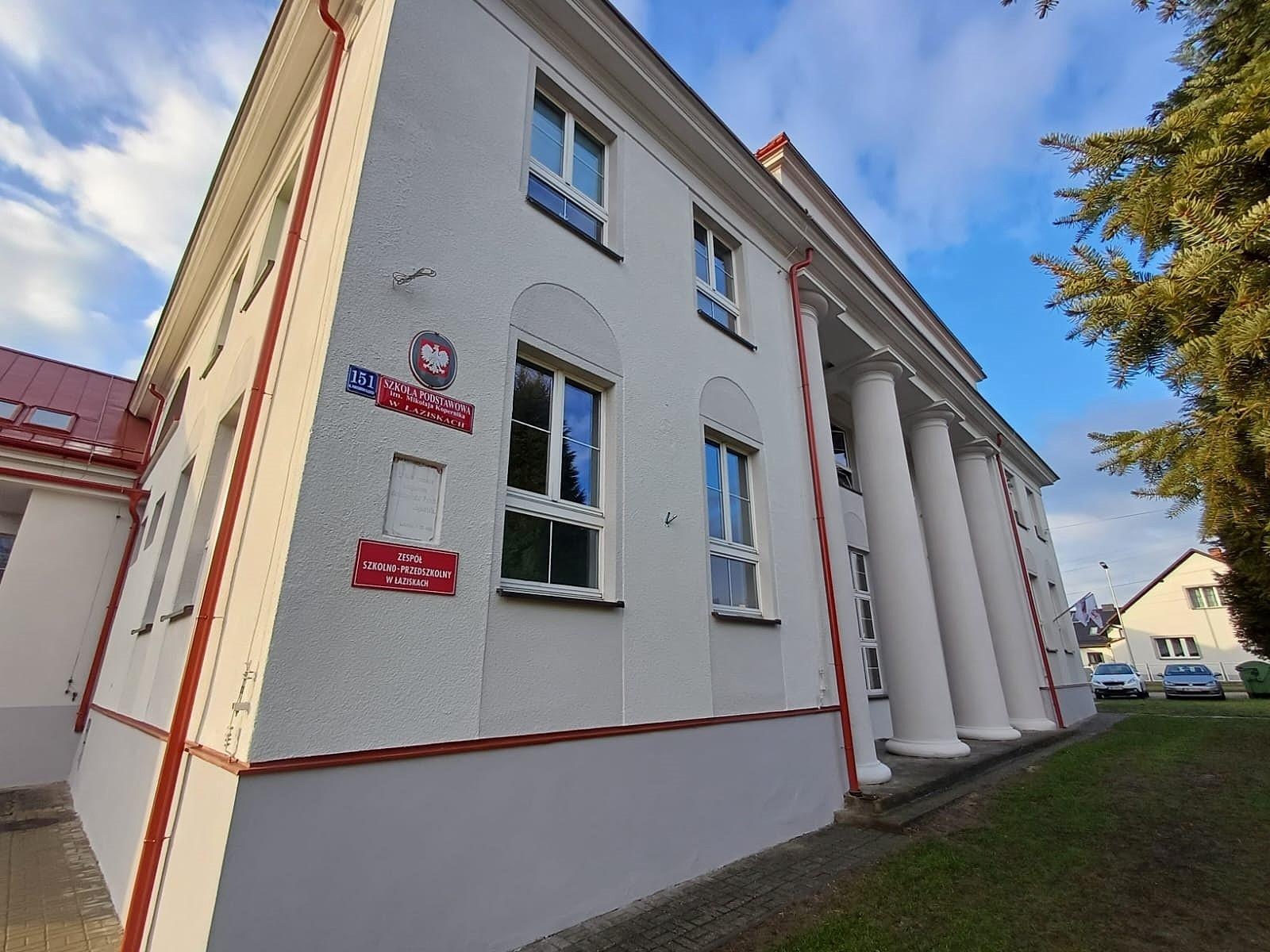 Zdjęcie w galerii na portalu naszwodzislaw.com: Szkoła w Łaziskach po remoncie. Placówka wypiękniała! wiadomości z regionu