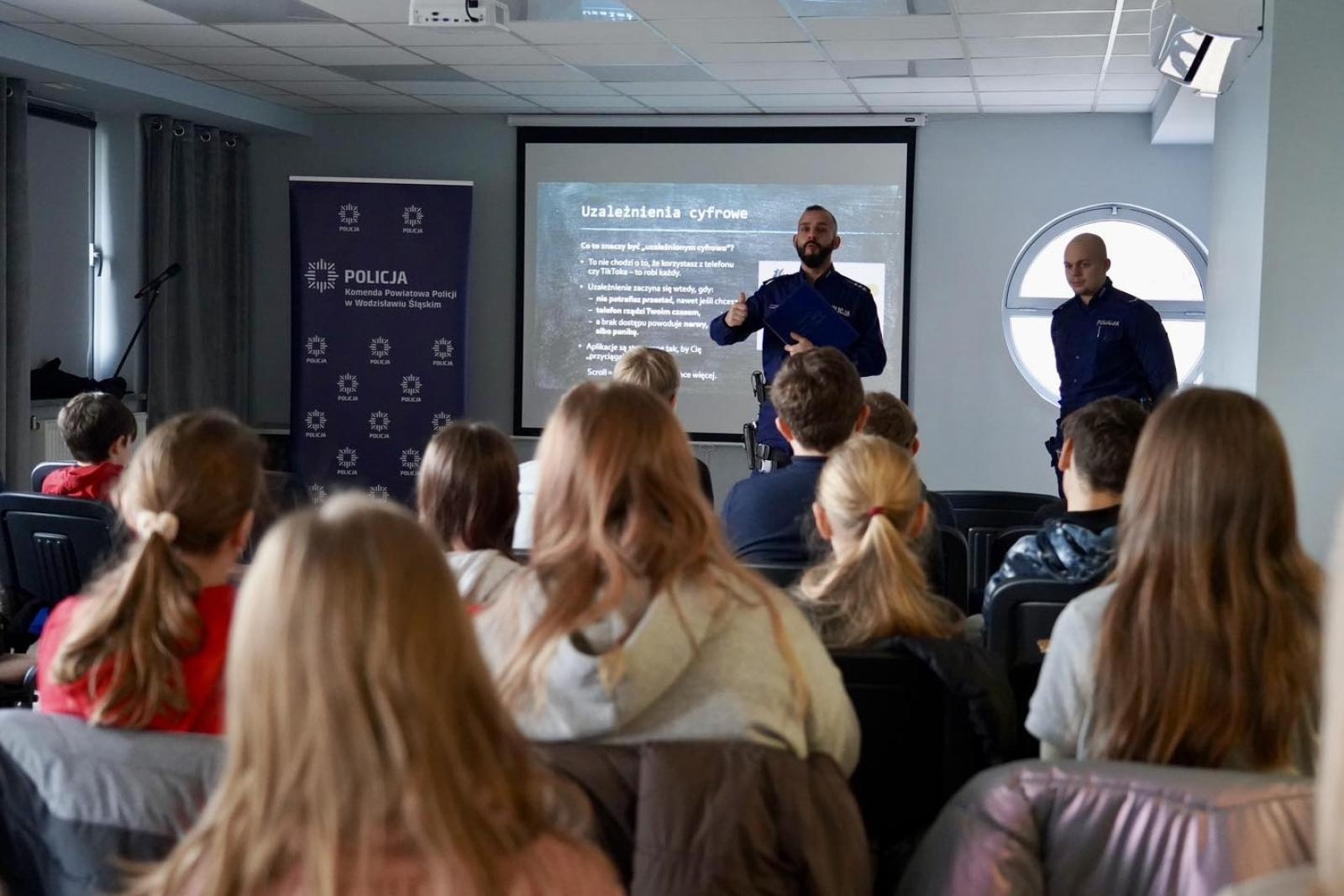 Zdjęcie w galerii na portalu naszwodzislaw.com: Debata społeczna w Rydułtowskim Centrum Kultury: Bezpieczeństwo dzieci i młodzieży w sieci wiadomości z regionu