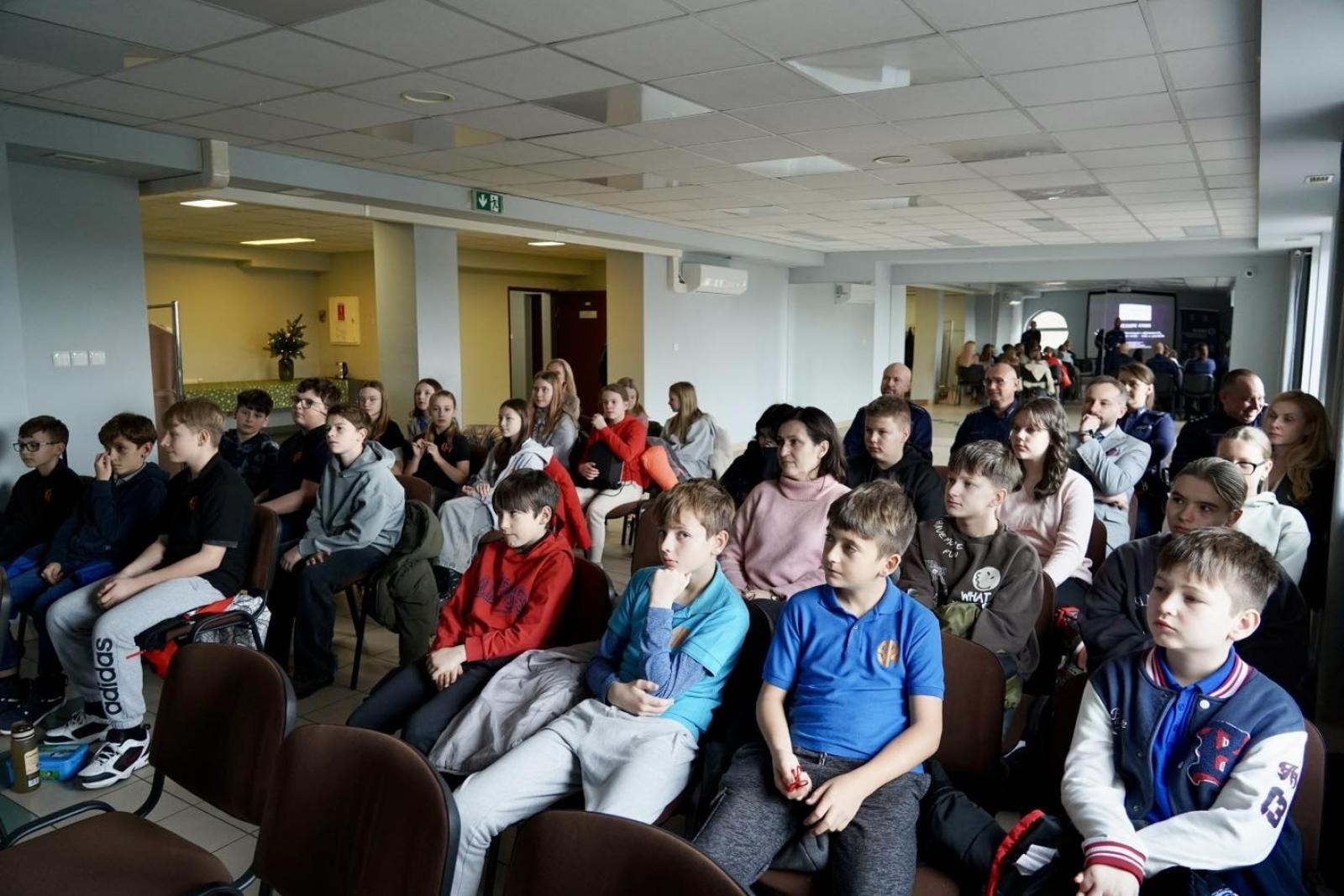 Zdjęcie w galerii na portalu naszwodzislaw.com: Debata społeczna w Rydułtowskim Centrum Kultury: Bezpieczeństwo dzieci i młodzieży w sieci wiadomości z regionu