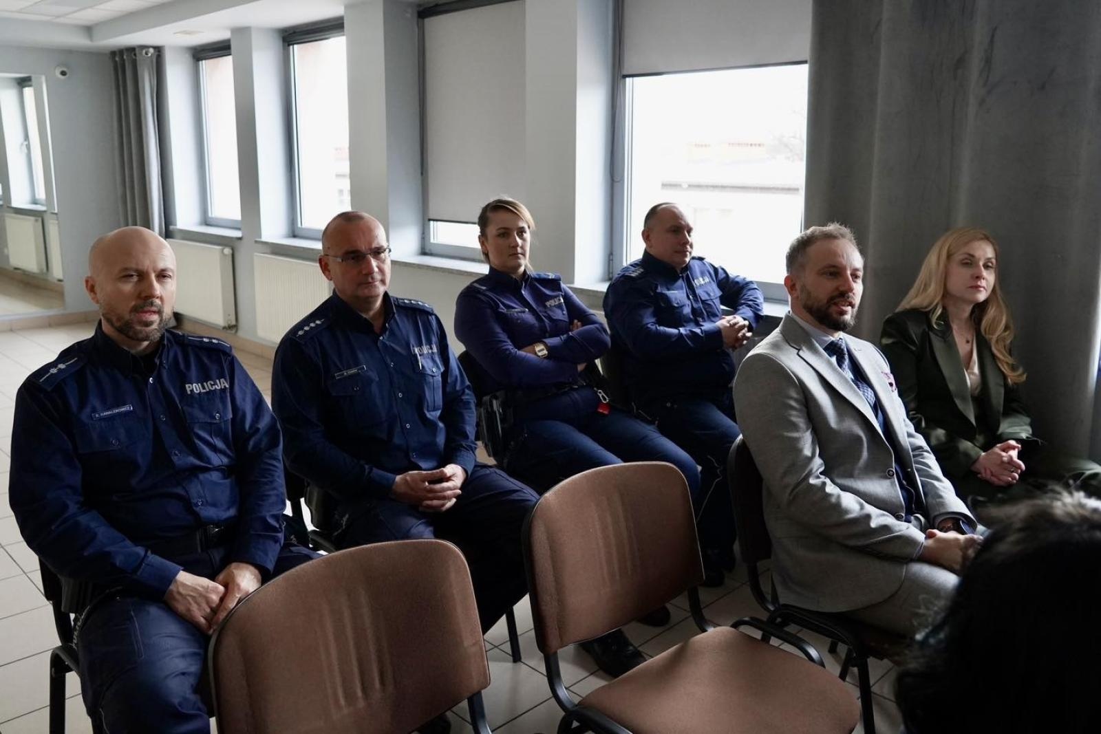 Zdjęcie w galerii na portalu naszwodzislaw.com: Debata społeczna w Rydułtowskim Centrum Kultury: Bezpieczeństwo dzieci i młodzieży w sieci wiadomości z regionu