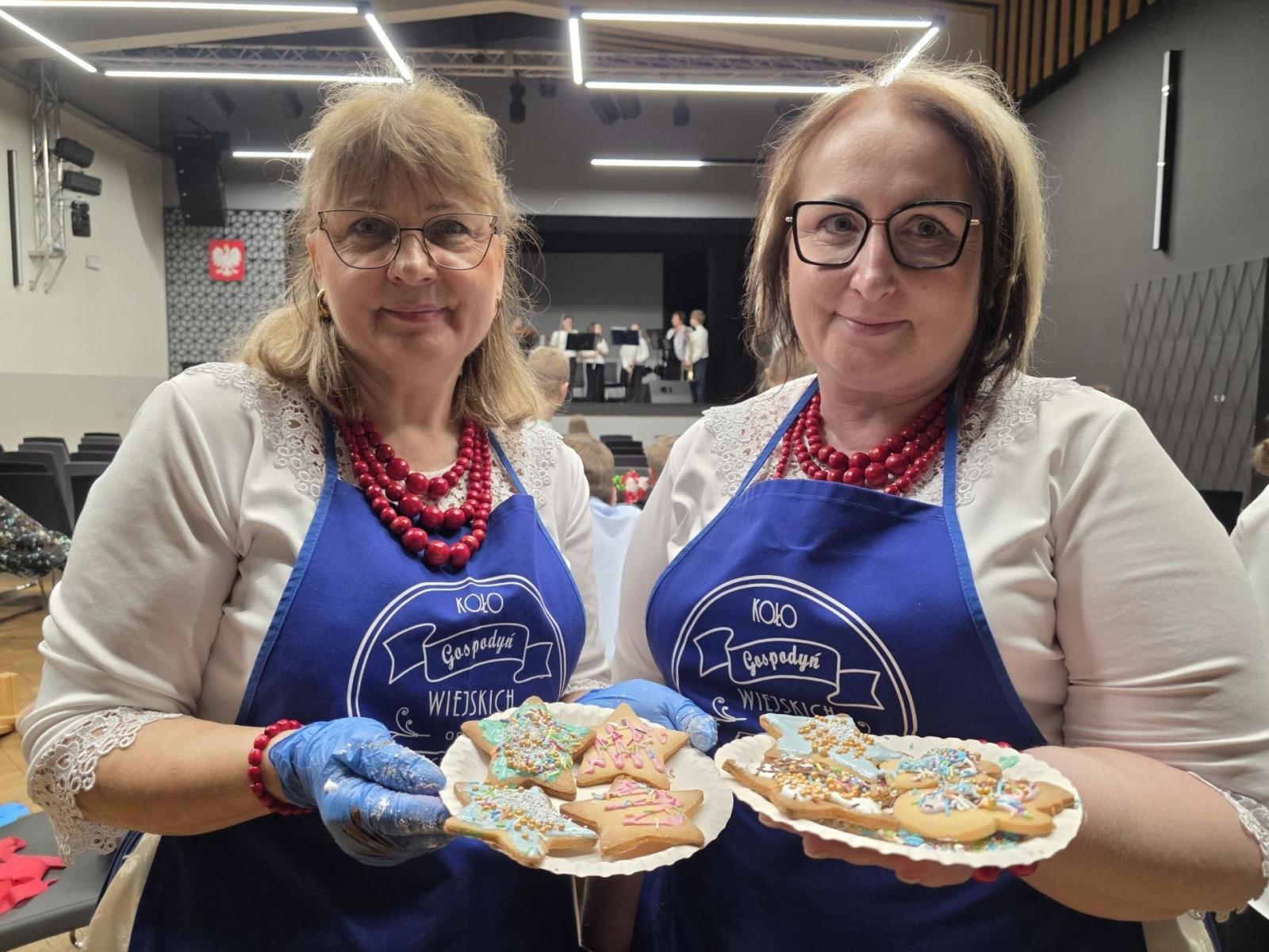 Zdjęcie w galerii na portalu naszwodzislaw.com: Ogromne zainteresowanie Kolędowaniem z rodziną zastępczą w Wodzisławiu Śląskim wiadomości z regionu