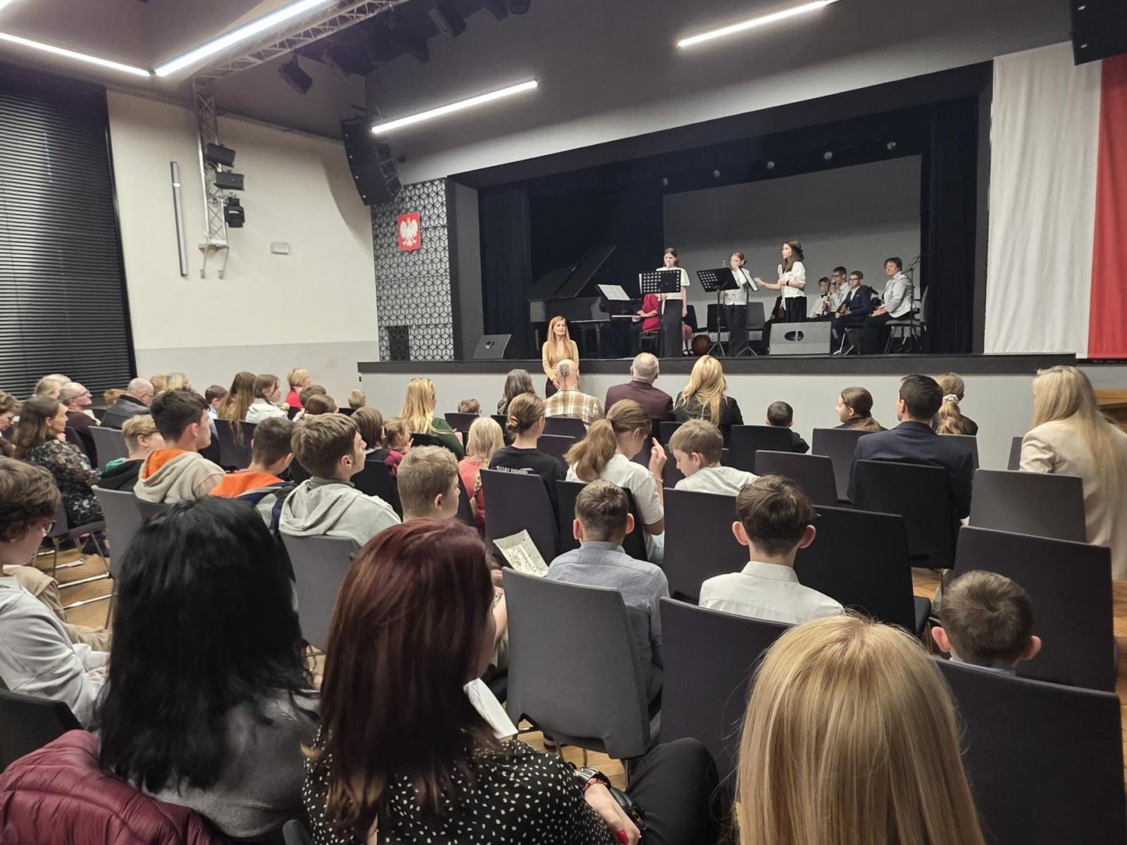 Zdjęcie w galerii na portalu naszwodzislaw.com: Ogromne zainteresowanie Kolędowaniem z rodziną zastępczą w Wodzisławiu Śląskim wiadomości z regionu