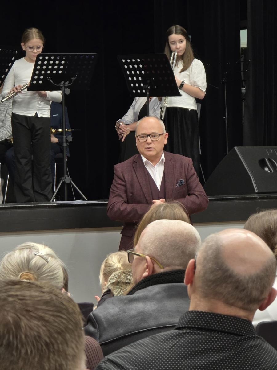 Zdjęcie w galerii na portalu naszwodzislaw.com: Ogromne zainteresowanie Kolędowaniem z rodziną zastępczą w Wodzisławiu Śląskim wiadomości z regionu