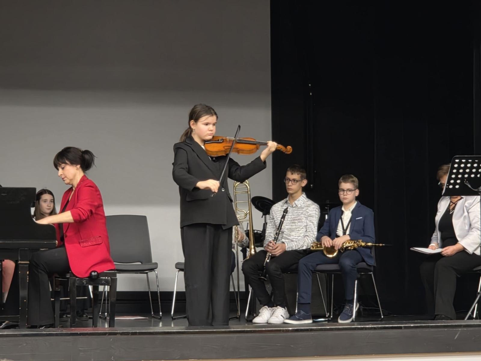 Zdjęcie w galerii na portalu naszwodzislaw.com: Ogromne zainteresowanie Kolędowaniem z rodziną zastępczą w Wodzisławiu Śląskim wiadomości z regionu