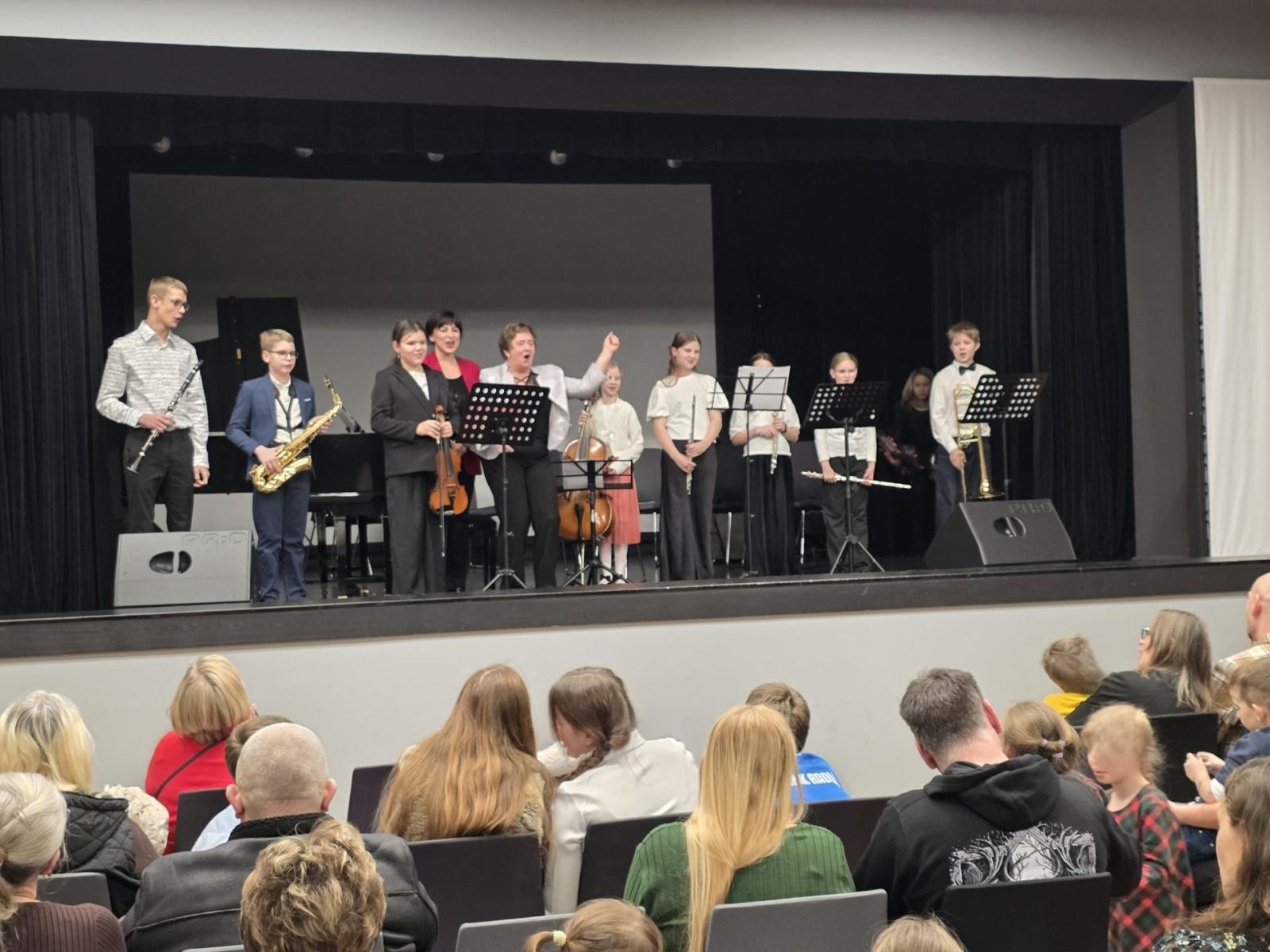 Zdjęcie w galerii na portalu naszwodzislaw.com: Ogromne zainteresowanie Kolędowaniem z rodziną zastępczą w Wodzisławiu Śląskim wiadomości z regionu