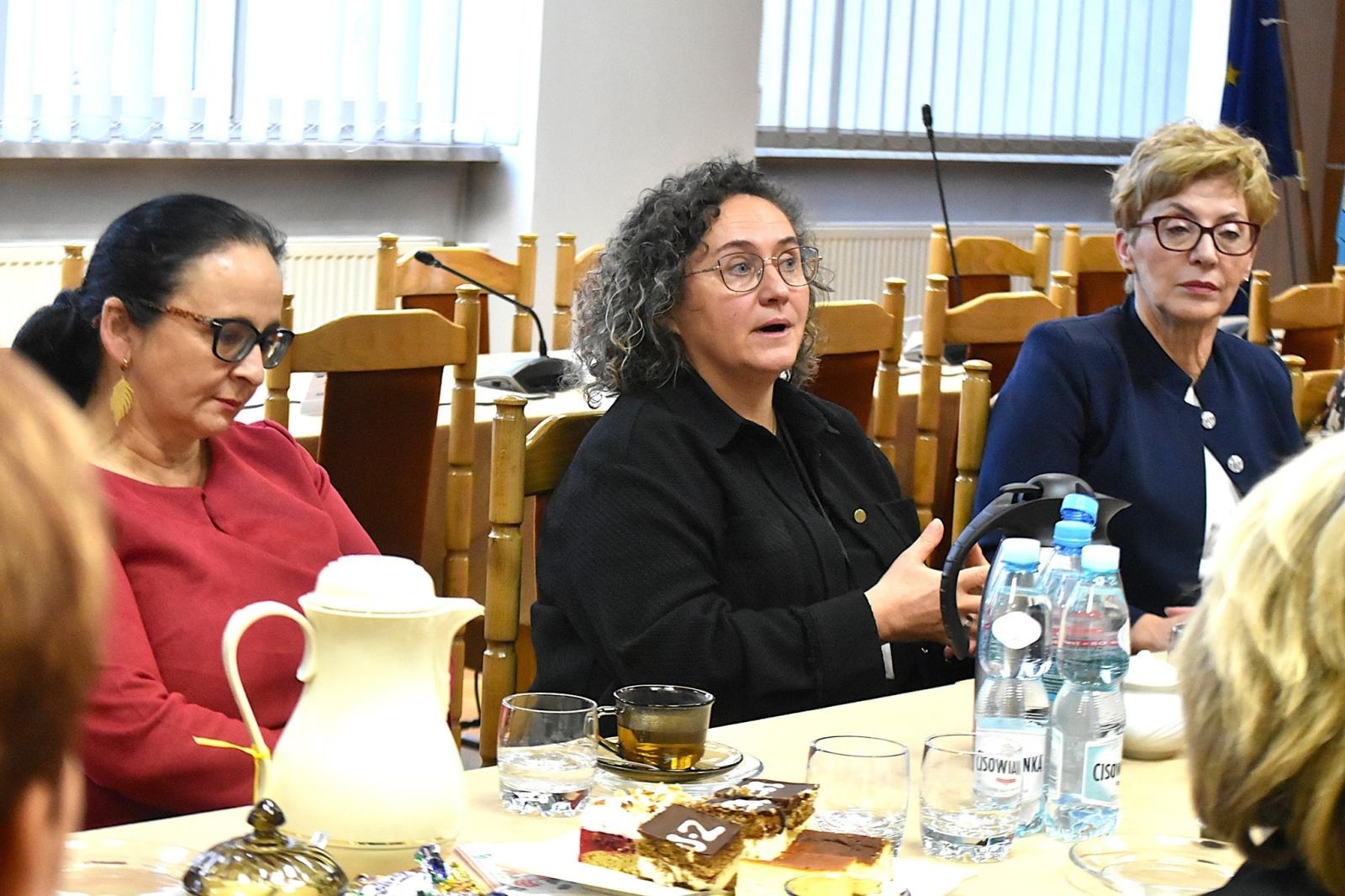 Zdjęcie w galerii na portalu naszwodzislaw.com: Godów: Wizytacja przedstawicieli kuratorium w placówkach oświatowych wiadomości z regionu