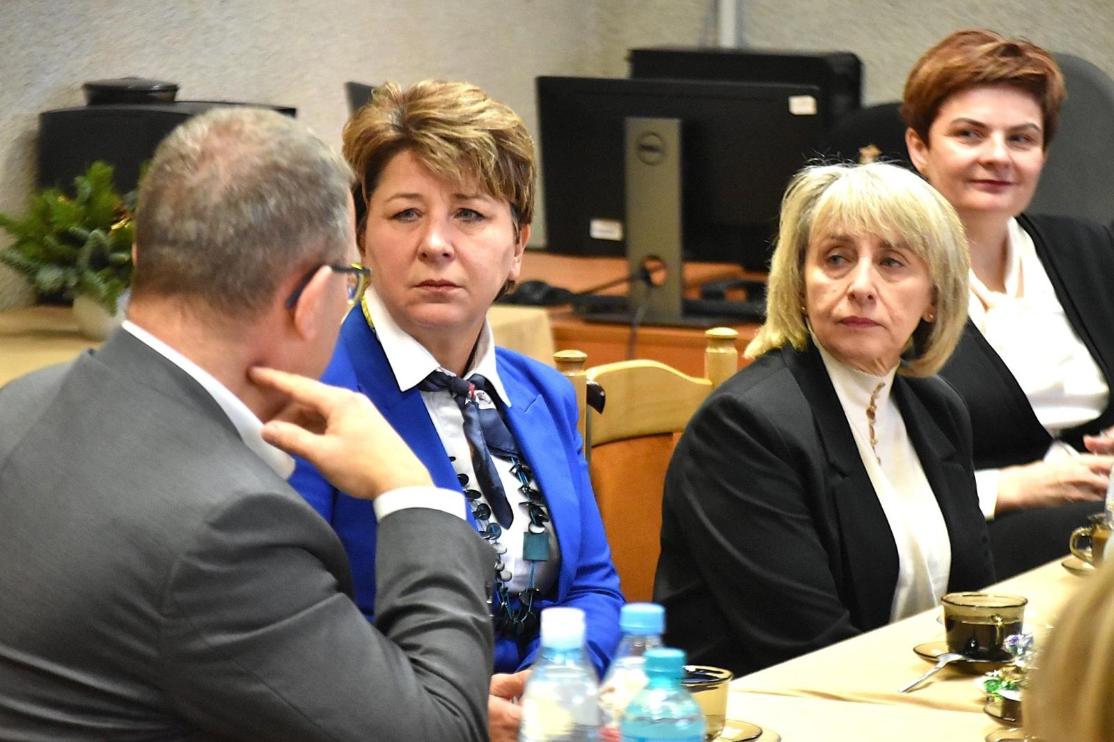 Zdjęcie w galerii na portalu naszwodzislaw.com: Godów: Wizytacja przedstawicieli kuratorium w placówkach oświatowych wiadomości z regionu