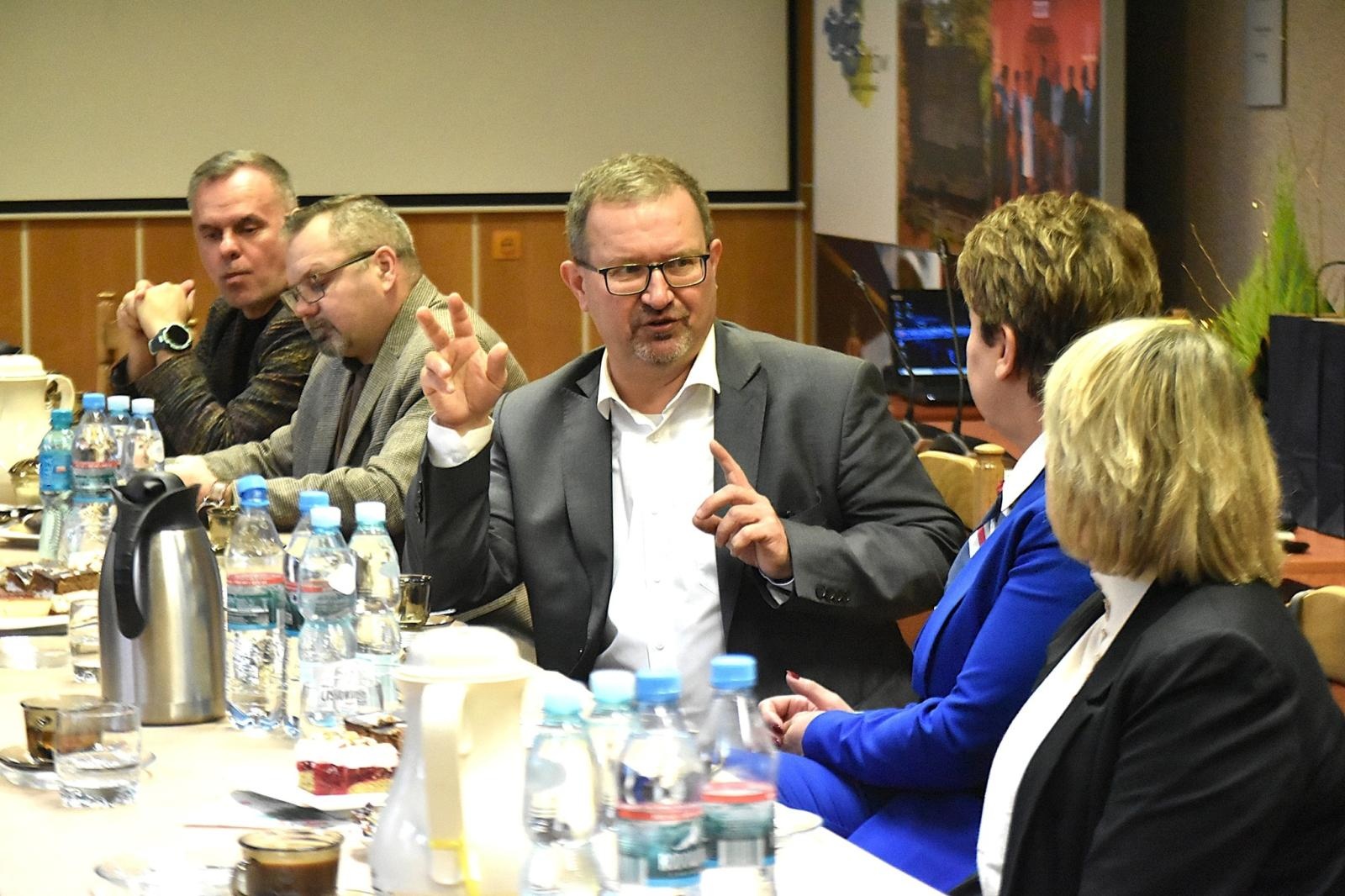 Zdjęcie w galerii na portalu naszwodzislaw.com: Godów: Wizytacja przedstawicieli kuratorium w placówkach oświatowych wiadomości z regionu