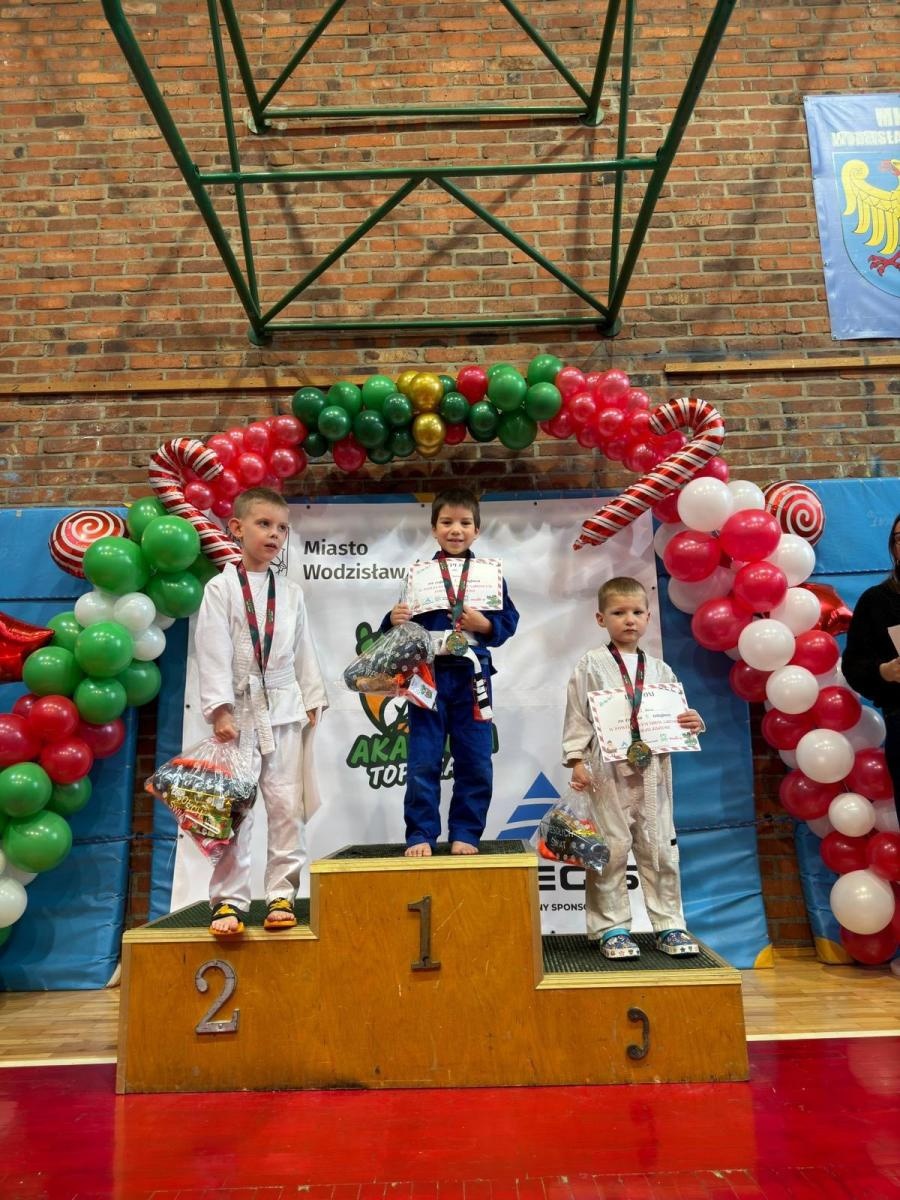 Zdjęcie w galerii na portalu naszwodzislaw.com: Turniej Akademii Top Team. Sportowa rywalizacja i integracja młodych zawodników [FOTO] wiadomości z regionu