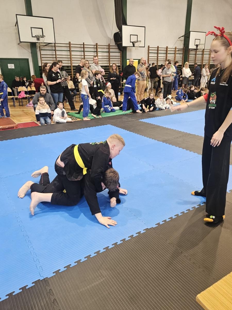 Zdjęcie w galerii na portalu naszwodzislaw.com: Turniej Akademii Top Team. Sportowa rywalizacja i integracja młodych zawodników [FOTO] wiadomości z regionu