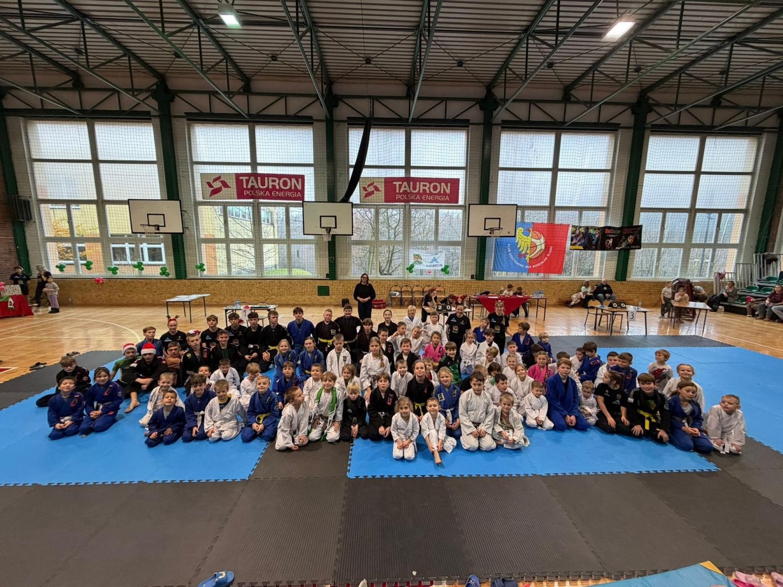 Zdjęcie w galerii na portalu naszwodzislaw.com: Turniej Akademii Top Team. Sportowa rywalizacja i integracja młodych zawodników [FOTO] wiadomości z regionu