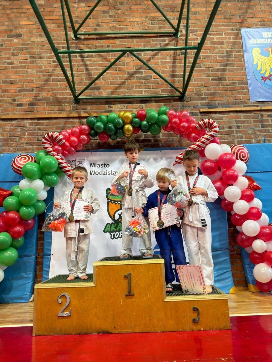 Zdjęcie w galerii na portalu naszwodzislaw.com: Turniej Akademii Top Team. Sportowa rywalizacja i integracja młodych zawodników [FOTO] wiadomości z regionu